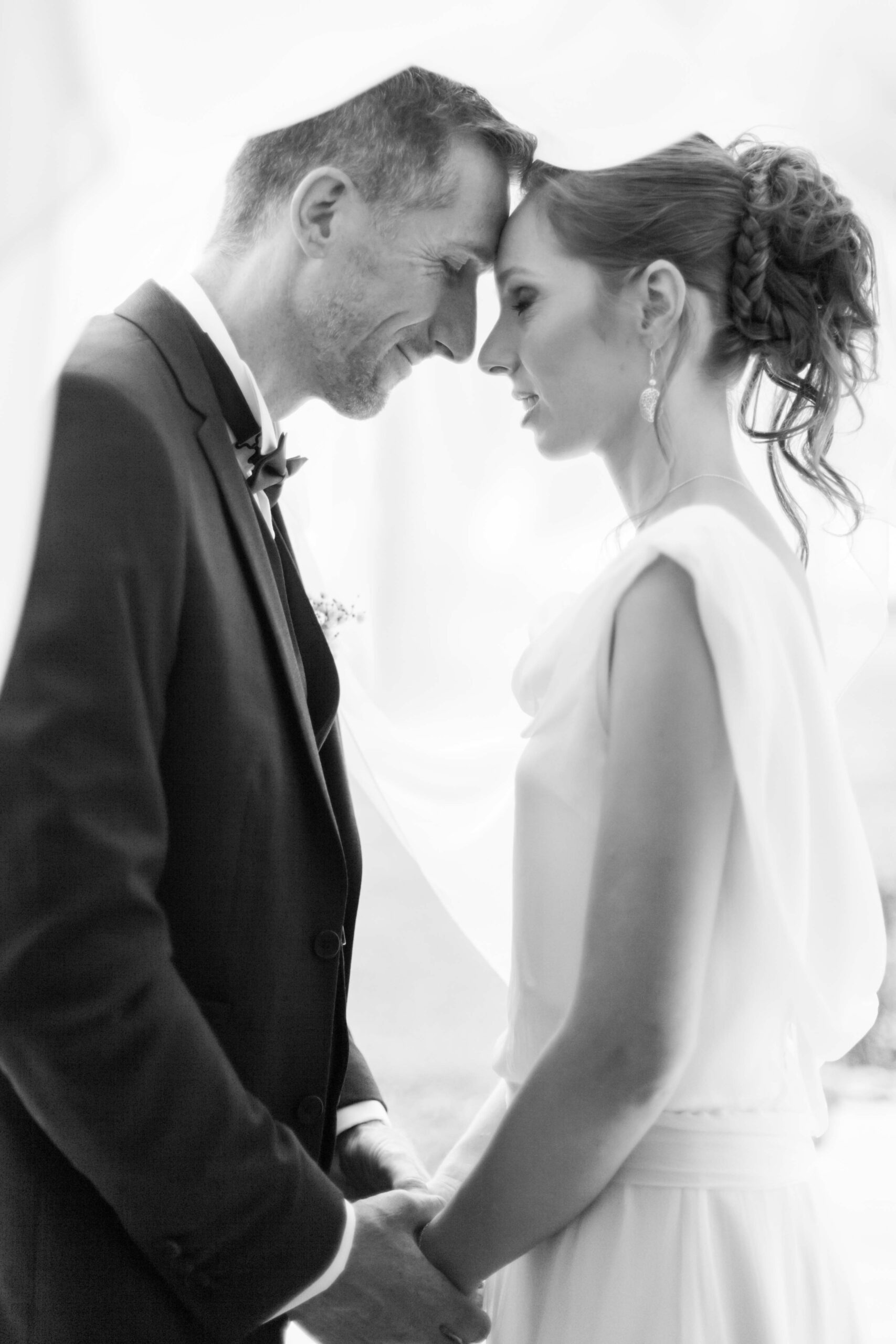 Photographies de mariages réalisées par Pauline Cany, photographe de mariage en Bourgogne — instants authentiques capturés à travers les vignobles, châteaux et villages de charme, entre émotions, lumière naturelle et élégance. Wedding photographs captured by Pauline Cany, fine art wedding photographer in Burgundy — authentic moments through vineyards, romantic châteaux, and charming villages, with a soft light and refined elegance.