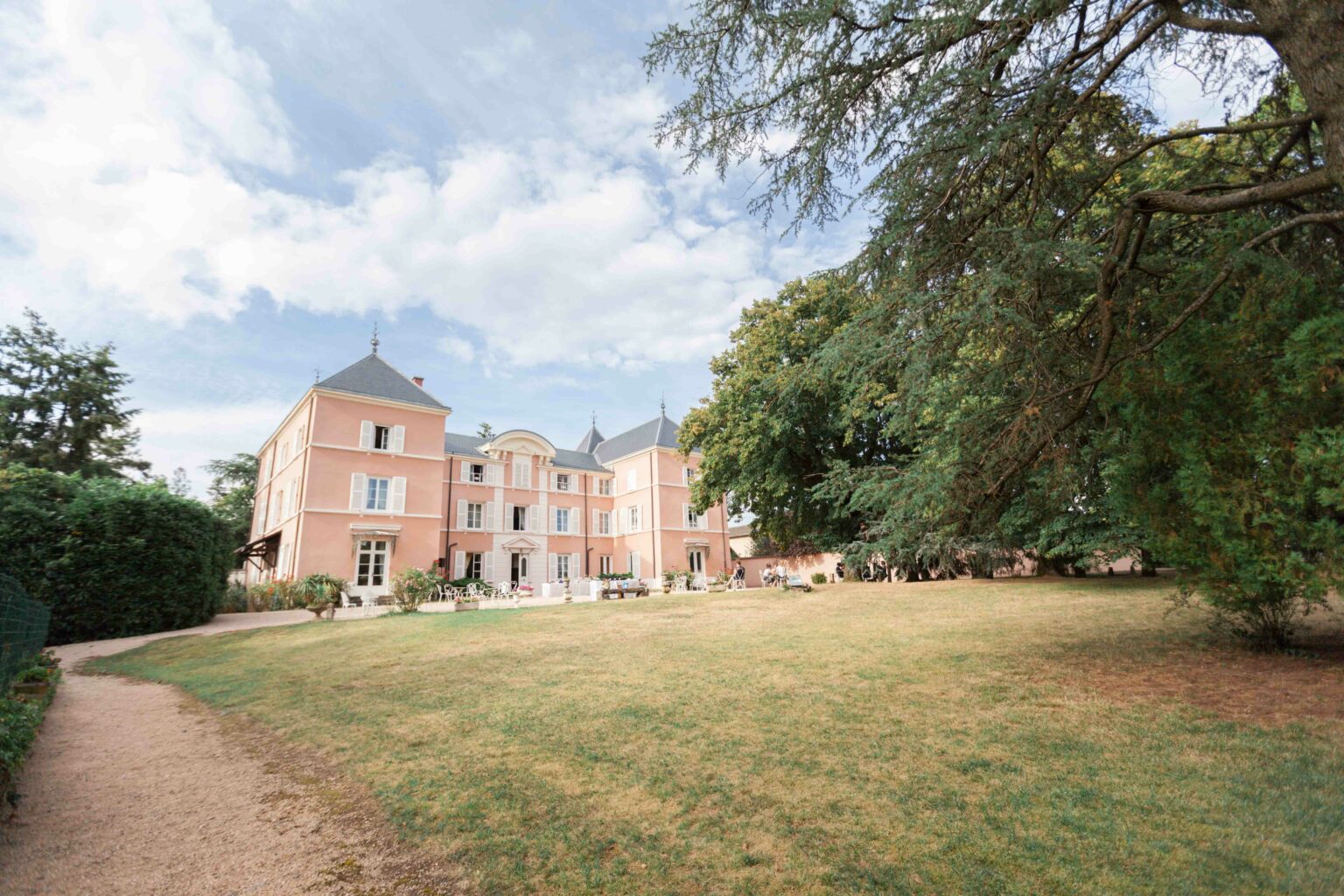 Photographies de mariages réalisées par Pauline Cany, photographe de mariage en Bourgogne — instants authentiques capturés à travers les vignobles, châteaux et villages de charme, entre émotions, lumière naturelle et élégance. Wedding photographs captured by Pauline Cany, fine art wedding photographer in Burgundy — authentic moments through vineyards, romantic châteaux, and charming villages, with a soft light and refined elegance.