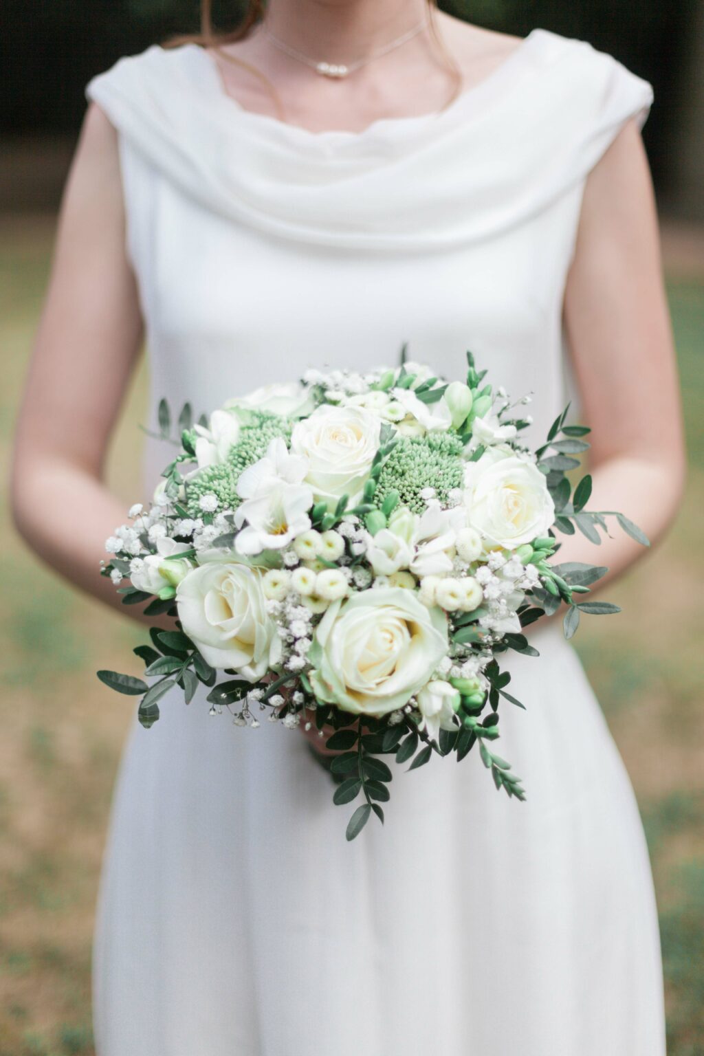 Photographies de mariages réalisées par Pauline Cany, photographe de mariage en Bourgogne — instants authentiques capturés à travers les vignobles, châteaux et villages de charme, entre émotions, lumière naturelle et élégance. Wedding photographs captured by Pauline Cany, fine art wedding photographer in Burgundy — authentic moments through vineyards, romantic châteaux, and charming villages, with a soft light and refined elegance.
