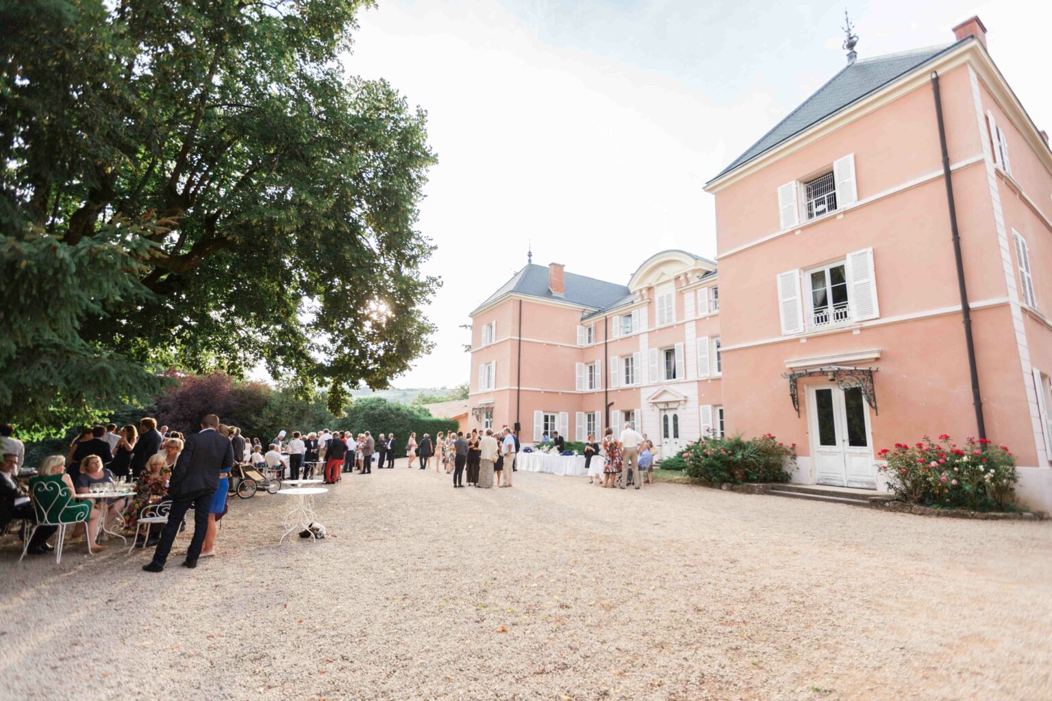 Photographies de mariages réalisées par Pauline Cany, photographe de mariage en Bourgogne — instants authentiques capturés à travers les vignobles, châteaux et villages de charme, entre émotions, lumière naturelle et élégance. Wedding photographs captured by Pauline Cany, fine art wedding photographer in Burgundy — authentic moments through vineyards, romantic châteaux, and charming villages, with a soft light and refined elegance.
