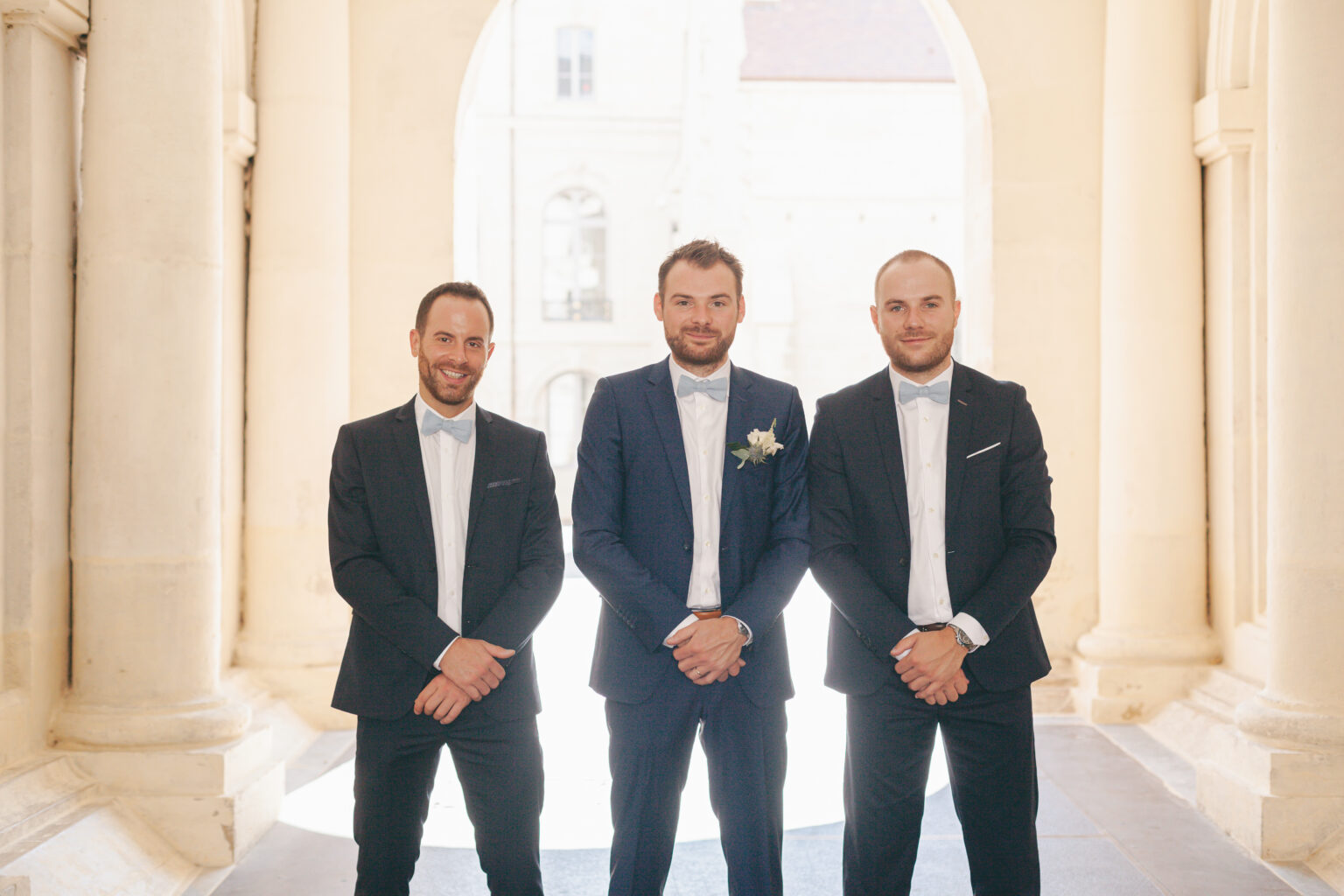 Photographies de mariages réalisées par Pauline Cany, photographe de mariage en Bourgogne — instants authentiques capturés à travers les vignobles, châteaux et villages de charme, entre émotions, lumière naturelle et élégance. Wedding photographs captured by Pauline Cany, fine art wedding photographer in Burgundy — authentic moments through vineyards, romantic châteaux, and charming villages, with a soft light and refined elegance.