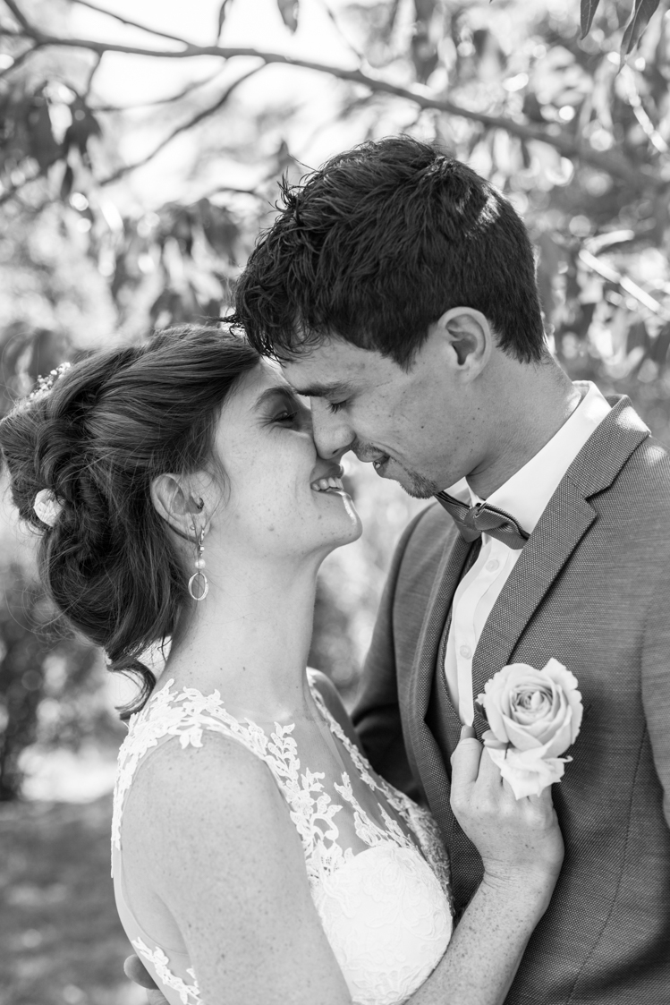 Photographies de mariages réalisées par Pauline Cany, photographe de mariage en Bourgogne — instants authentiques capturés à travers les vignobles, châteaux et villages de charme, entre émotions, lumière naturelle et élégance. Wedding photographs captured by Pauline Cany, fine art wedding photographer in Burgundy — authentic moments through vineyards, romantic châteaux, and charming villages, with a soft light and refined elegance.