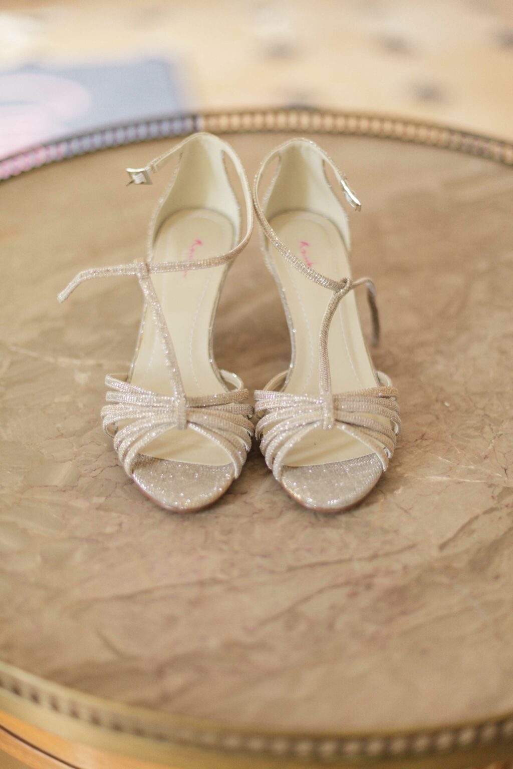 Photographies de mariages réalisées par Pauline Cany, photographe de mariage en Bourgogne — instants authentiques capturés à travers les vignobles, châteaux et villages de charme, entre émotions, lumière naturelle et élégance. Wedding photographs captured by Pauline Cany, fine art wedding photographer in Burgundy — authentic moments through vineyards, romantic châteaux, and charming villages, with a soft light and refined elegance.