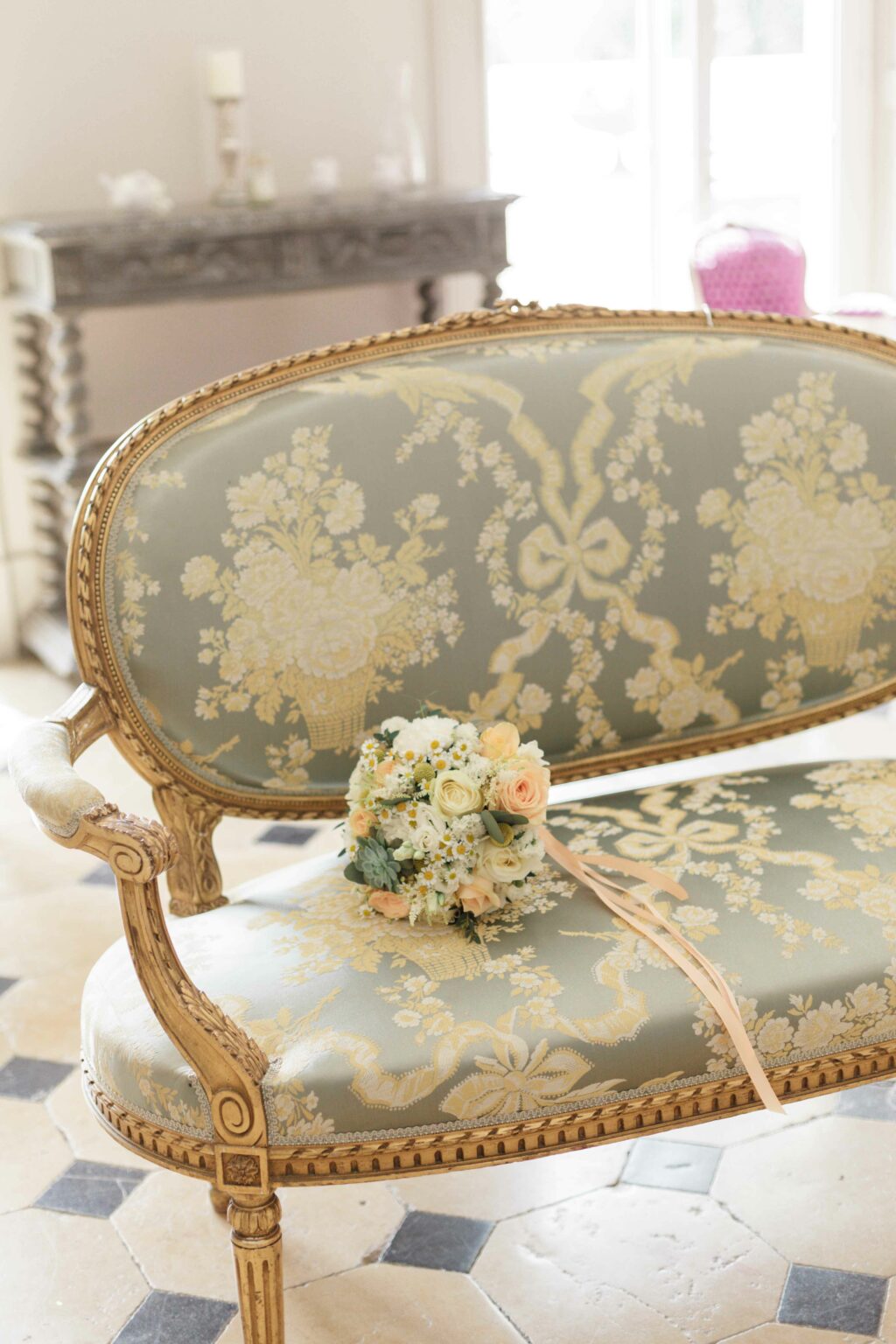 Photographies de mariages réalisées par Pauline Cany, photographe de mariage en Bourgogne — instants authentiques capturés à travers les vignobles, châteaux et villages de charme, entre émotions, lumière naturelle et élégance. Wedding photographs captured by Pauline Cany, fine art wedding photographer in Burgundy — authentic moments through vineyards, romantic châteaux, and charming villages, with a soft light and refined elegance.