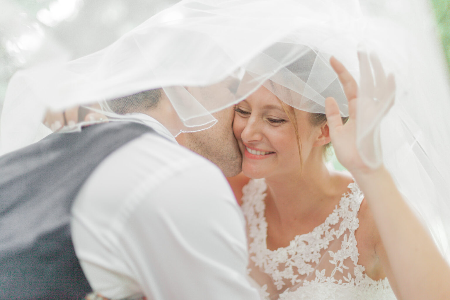 Photographie de mariage de Céline et Côme, réalisée par Pauline Cany, photographe professionnelle en Bourgogne — mariage élégant à La Cimentelle, près d'Avallon, dans un cadre verdoyant et romantique, entre nature et patrimoine. Wedding photograph of Céline and Côme, captured by Pauline Cany, fine art wedding photographer in Burgundy — refined celebration at La Cimentelle, near Avallon, surrounded by lush nature and timeless French charm.