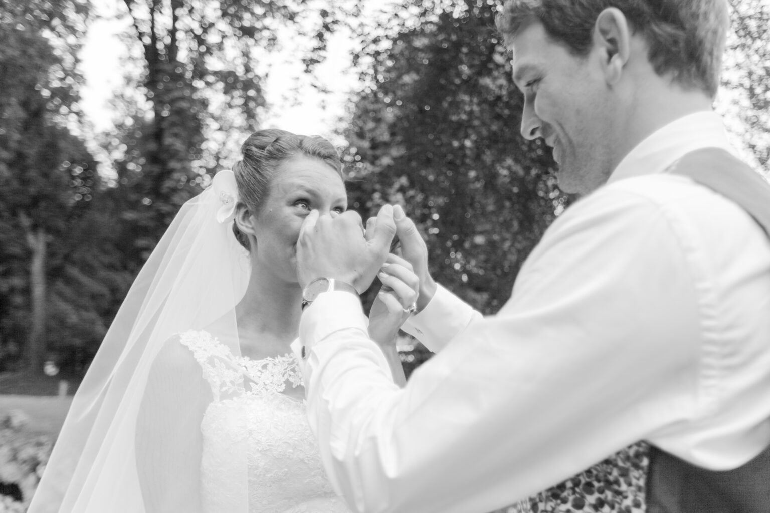 Photographie de mariage de Céline et Côme, réalisée par Pauline Cany, photographe professionnelle en Bourgogne — mariage élégant à La Cimentelle, près d'Avallon, dans un cadre verdoyant et romantique, entre nature et patrimoine. Wedding photograph of Céline and Côme, captured by Pauline Cany, fine art wedding photographer in Burgundy — refined celebration at La Cimentelle, near Avallon, surrounded by lush nature and timeless French charm.