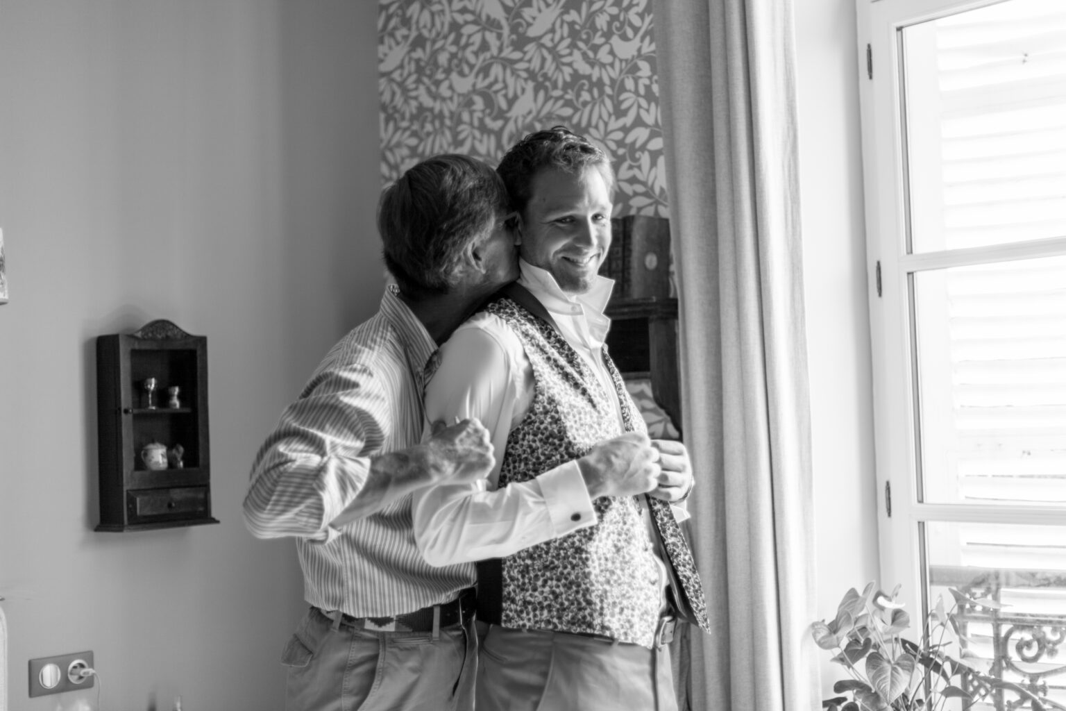 Photographie de mariage de Céline et Côme, réalisée par Pauline Cany, photographe professionnelle en Bourgogne — mariage élégant à La Cimentelle, près d'Avallon, dans un cadre verdoyant et romantique, entre nature et patrimoine. Wedding photograph of Céline and Côme, captured by Pauline Cany, fine art wedding photographer in Burgundy — refined celebration at La Cimentelle, near Avallon, surrounded by lush nature and timeless French charm.