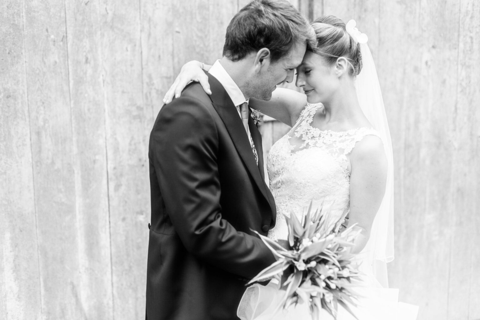 Photographie de mariage de Céline et Côme, réalisée par Pauline Cany, photographe professionnelle en Bourgogne — mariage élégant à La Cimentelle, près d'Avallon, dans un cadre verdoyant et romantique, entre nature et patrimoine. Wedding photograph of Céline and Côme, captured by Pauline Cany, fine art wedding photographer in Burgundy — refined celebration at La Cimentelle, near Avallon, surrounded by lush nature and timeless French charm.