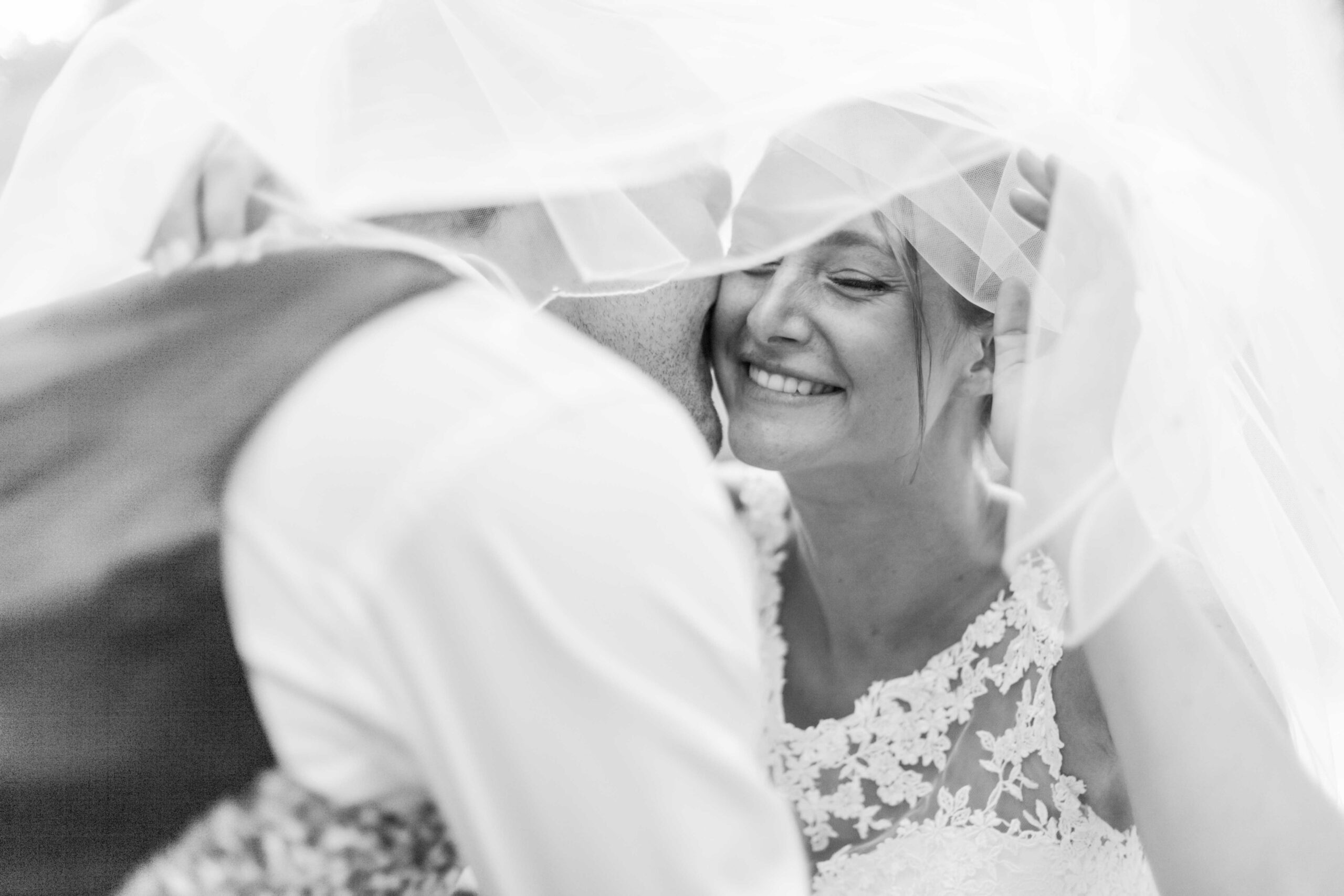 Photographie de mariage de Céline et Côme, réalisée par Pauline Cany, photographe professionnelle en Bourgogne — mariage élégant à La Cimentelle, près d'Avallon, dans un cadre verdoyant et romantique, entre nature et patrimoine. Wedding photograph of Céline and Côme, captured by Pauline Cany, fine art wedding photographer in Burgundy — refined celebration at La Cimentelle, near Avallon, surrounded by lush nature and timeless French charm.