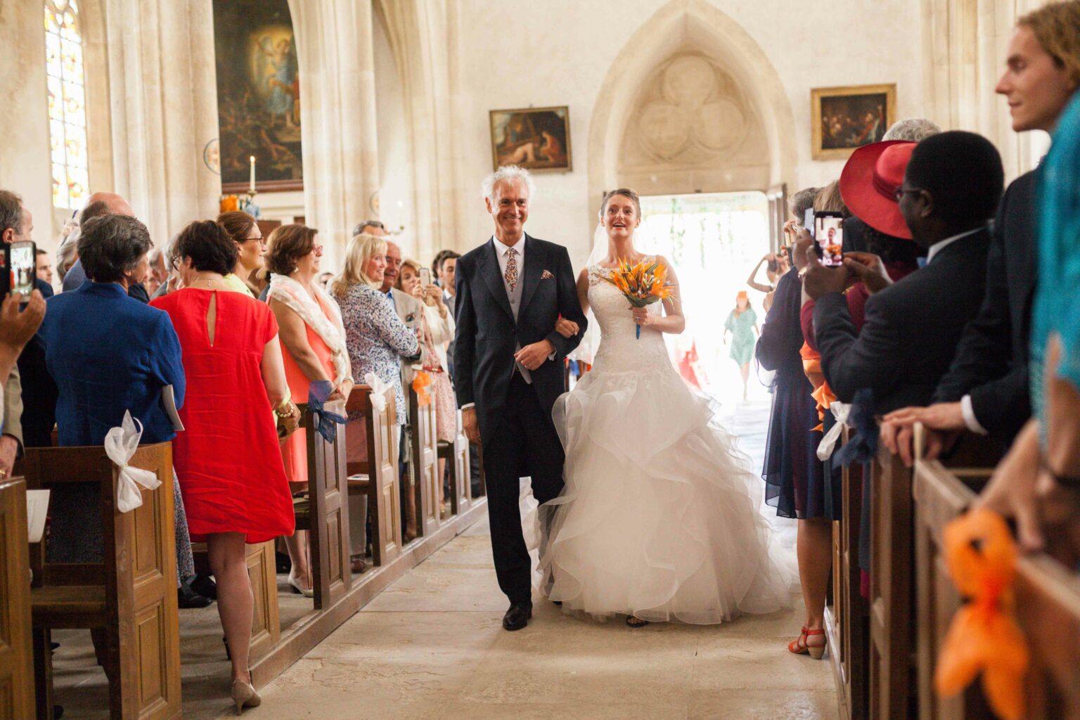 Photographie de mariage de Céline et Côme, réalisée par Pauline Cany, photographe professionnelle en Bourgogne — mariage élégant à La Cimentelle, près d'Avallon, dans un cadre verdoyant et romantique, entre nature et patrimoine. Wedding photograph of Céline and Côme, captured by Pauline Cany, fine art wedding photographer in Burgundy — refined celebration at La Cimentelle, near Avallon, surrounded by lush nature and timeless French charm.