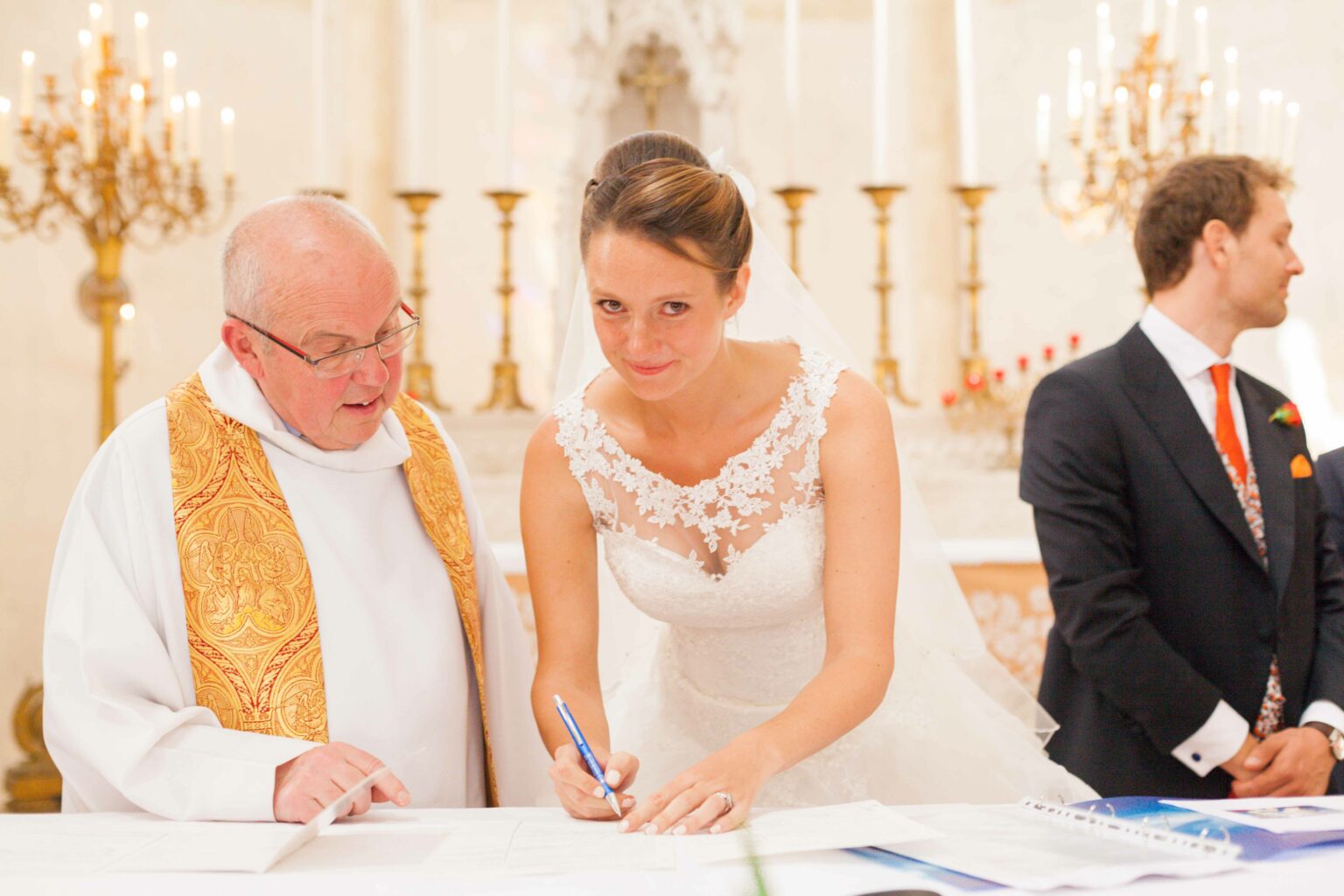 Photographie de mariage de Céline et Côme, réalisée par Pauline Cany, photographe professionnelle en Bourgogne — mariage élégant à La Cimentelle, près d'Avallon, dans un cadre verdoyant et romantique, entre nature et patrimoine. Wedding photograph of Céline and Côme, captured by Pauline Cany, fine art wedding photographer in Burgundy — refined celebration at La Cimentelle, near Avallon, surrounded by lush nature and timeless French charm.