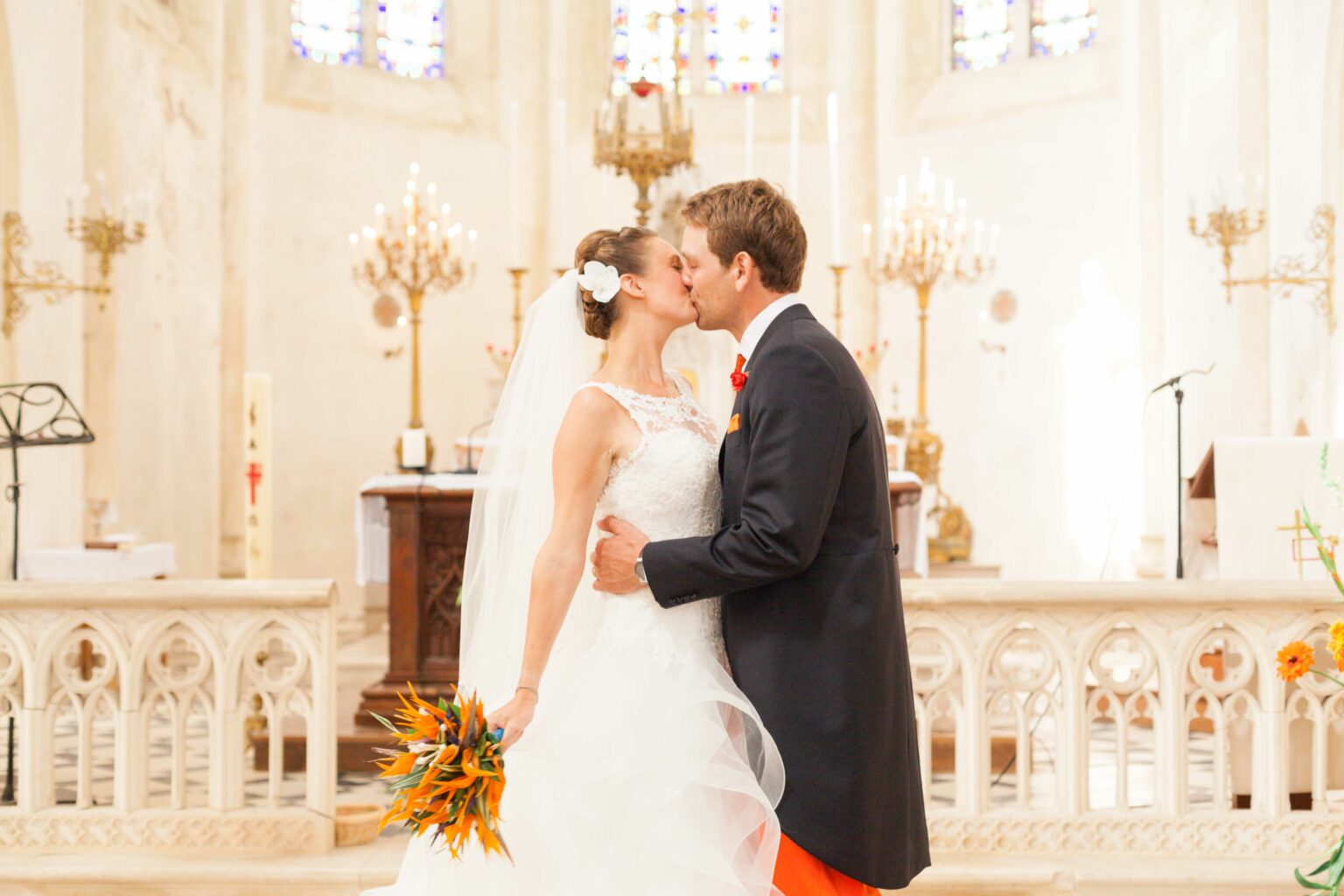 Photographie de mariage de Céline et Côme, réalisée par Pauline Cany, photographe professionnelle en Bourgogne — mariage élégant à La Cimentelle, près d'Avallon, dans un cadre verdoyant et romantique, entre nature et patrimoine. Wedding photograph of Céline and Côme, captured by Pauline Cany, fine art wedding photographer in Burgundy — refined celebration at La Cimentelle, near Avallon, surrounded by lush nature and timeless French charm.