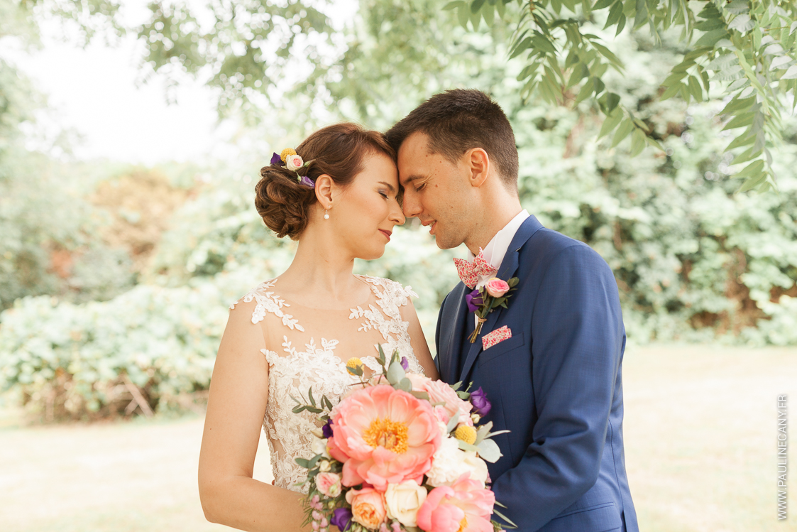 Photographies de mariages réalisées par Pauline Cany, photographe de mariage en Bourgogne — instants authentiques capturés à travers les vignobles, châteaux et villages de charme, entre émotions, lumière naturelle et élégance. Wedding photographs captured by Pauline Cany, fine art wedding photographer in Burgundy — authentic moments through vineyards, romantic châteaux, and charming villages, with a soft light and refined elegance.
