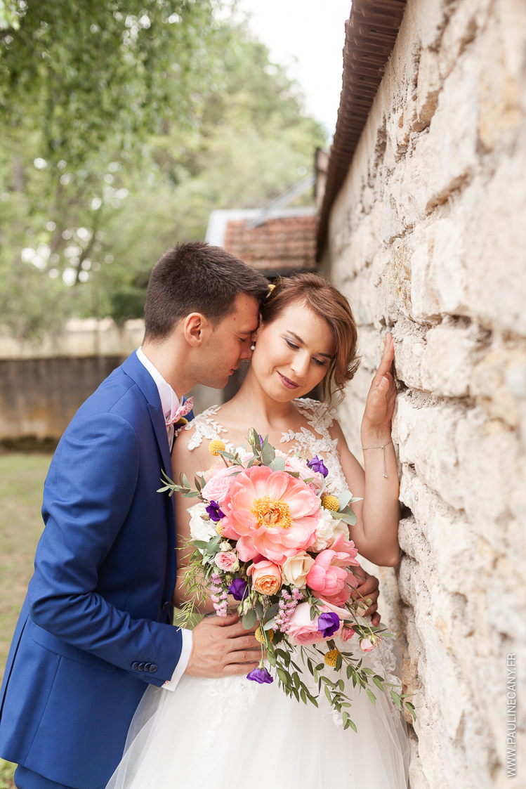 Photographies de mariages réalisées par Pauline Cany, photographe de mariage en Bourgogne — instants authentiques capturés à travers les vignobles, châteaux et villages de charme, entre émotions, lumière naturelle et élégance. Wedding photographs captured by Pauline Cany, fine art wedding photographer in Burgundy — authentic moments through vineyards, romantic châteaux, and charming villages, with a soft light and refined elegance.