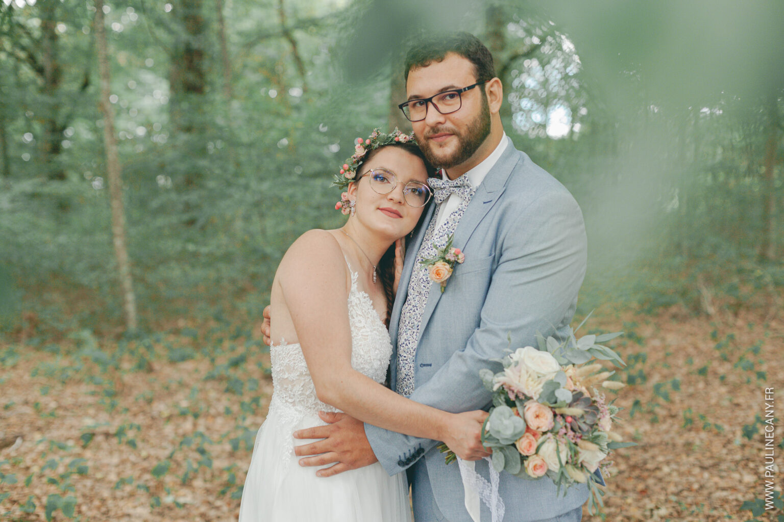 Photographies de mariage de Pierre et Lucie à Remilly-sur-Tille, par Pauline Cany, photographe en Bourgogne — un mariage simple, vrai, fidèle à leur image, avec des instants tendres capturés avec poésie et sincérité. Wedding photos of Pierre and Lucie in Remilly-sur-Tille, captured by Pauline Cany, fine art photographer in Burgundy — a simple, heartfelt celebration, true to who they are, with emotional and timeless moments.