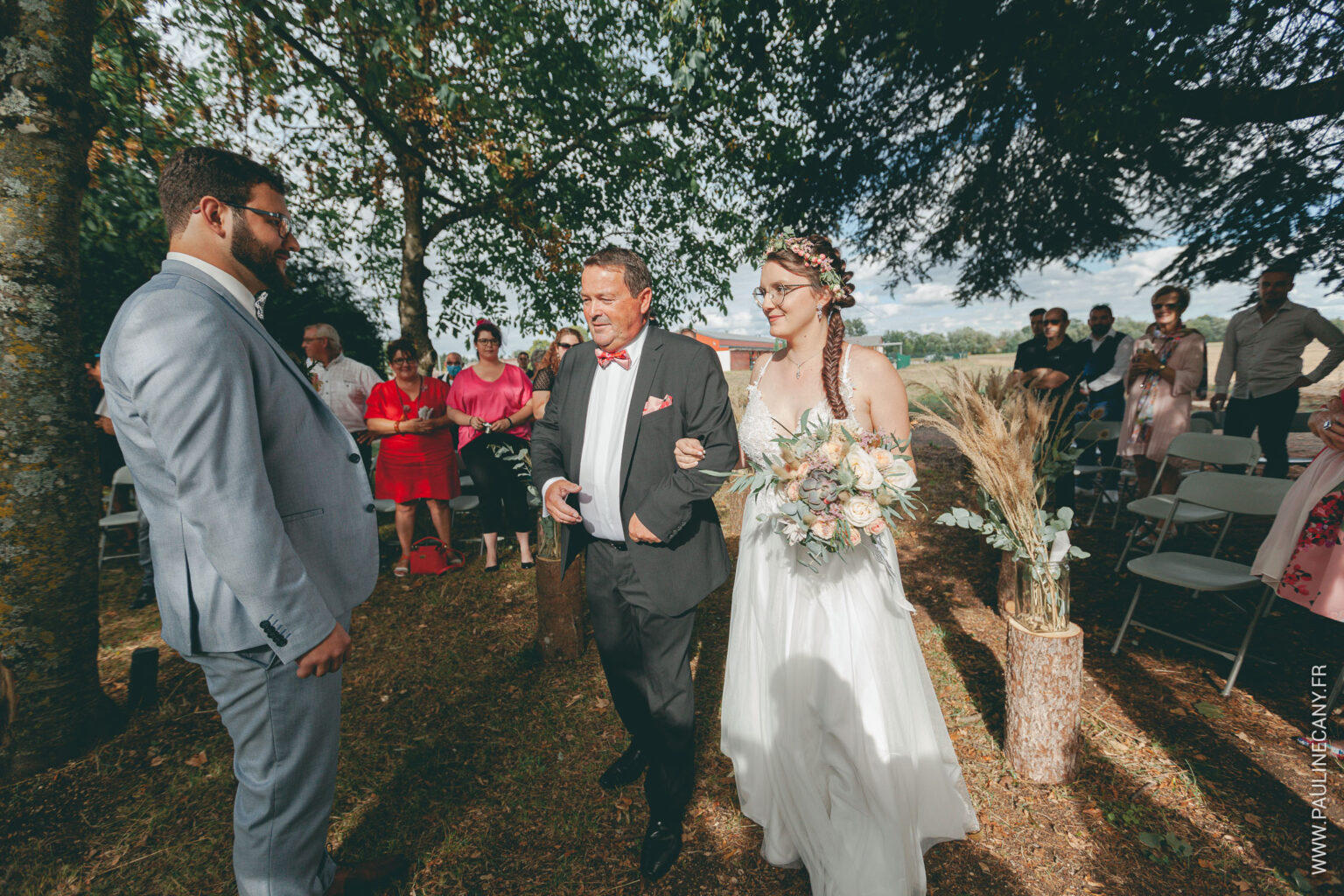 Photographies de mariage de Pierre et Lucie à Remilly-sur-Tille, par Pauline Cany, photographe en Bourgogne — un mariage simple, vrai, fidèle à leur image, avec des instants tendres capturés avec poésie et sincérité. Wedding photos of Pierre and Lucie in Remilly-sur-Tille, captured by Pauline Cany, fine art photographer in Burgundy — a simple, heartfelt celebration, true to who they are, with emotional and timeless moments.