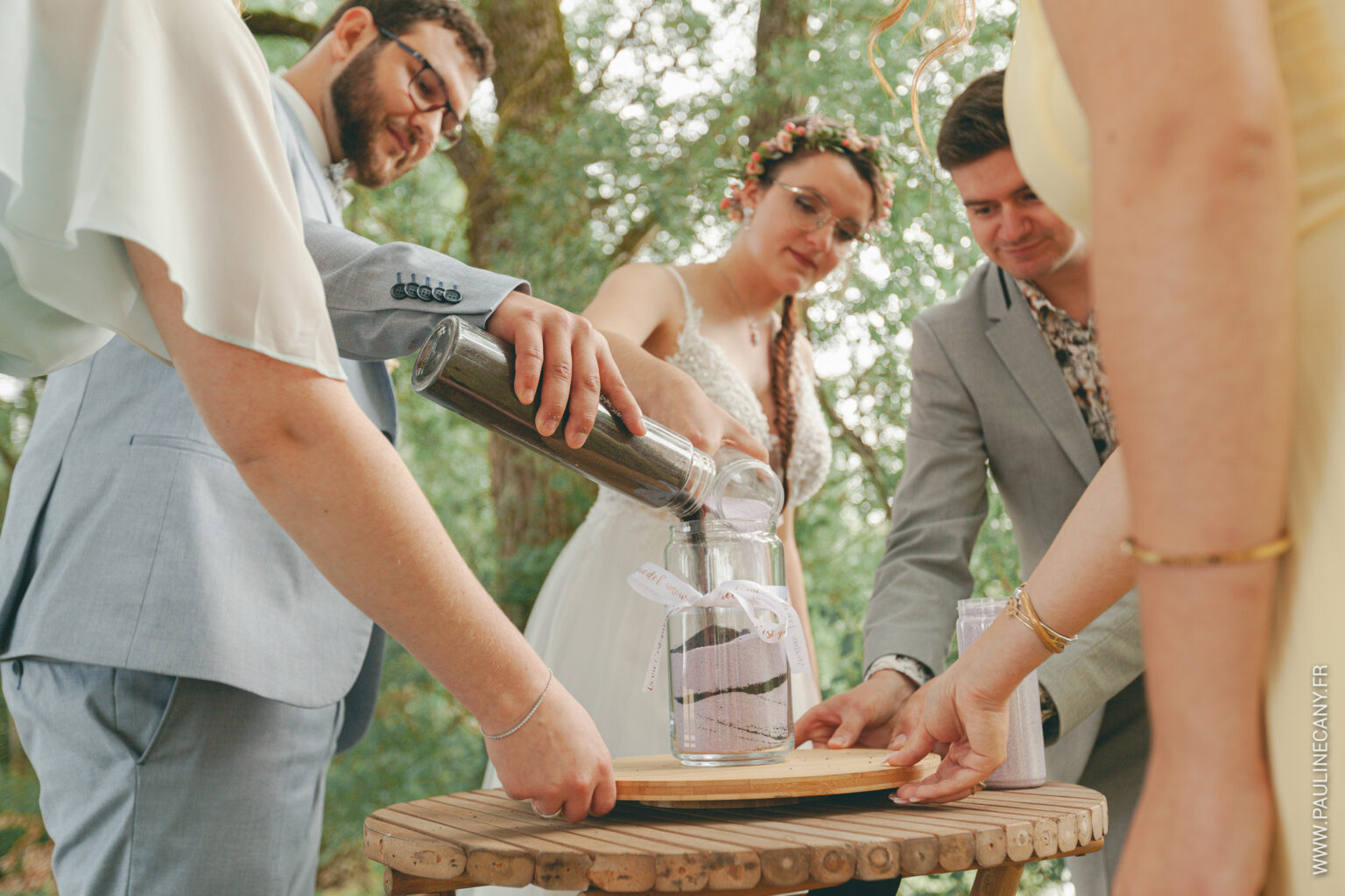 Photographies de mariage de Pierre et Lucie à Remilly-sur-Tille, par Pauline Cany, photographe en Bourgogne — un mariage simple, vrai, fidèle à leur image, avec des instants tendres capturés avec poésie et sincérité. Wedding photos of Pierre and Lucie in Remilly-sur-Tille, captured by Pauline Cany, fine art photographer in Burgundy — a simple, heartfelt celebration, true to who they are, with emotional and timeless moments.