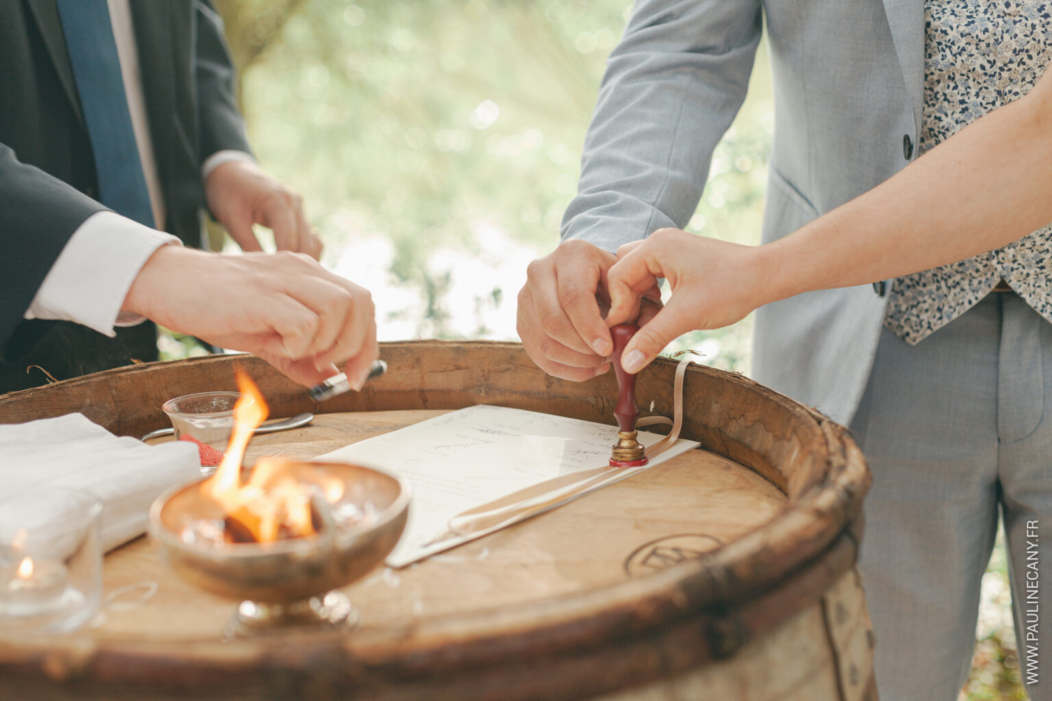 Photographies de mariage de Pierre et Lucie à Remilly-sur-Tille, par Pauline Cany, photographe en Bourgogne — un mariage simple, vrai, fidèle à leur image, avec des instants tendres capturés avec poésie et sincérité. Wedding photos of Pierre and Lucie in Remilly-sur-Tille, captured by Pauline Cany, fine art photographer in Burgundy — a simple, heartfelt celebration, true to who they are, with emotional and timeless moments.