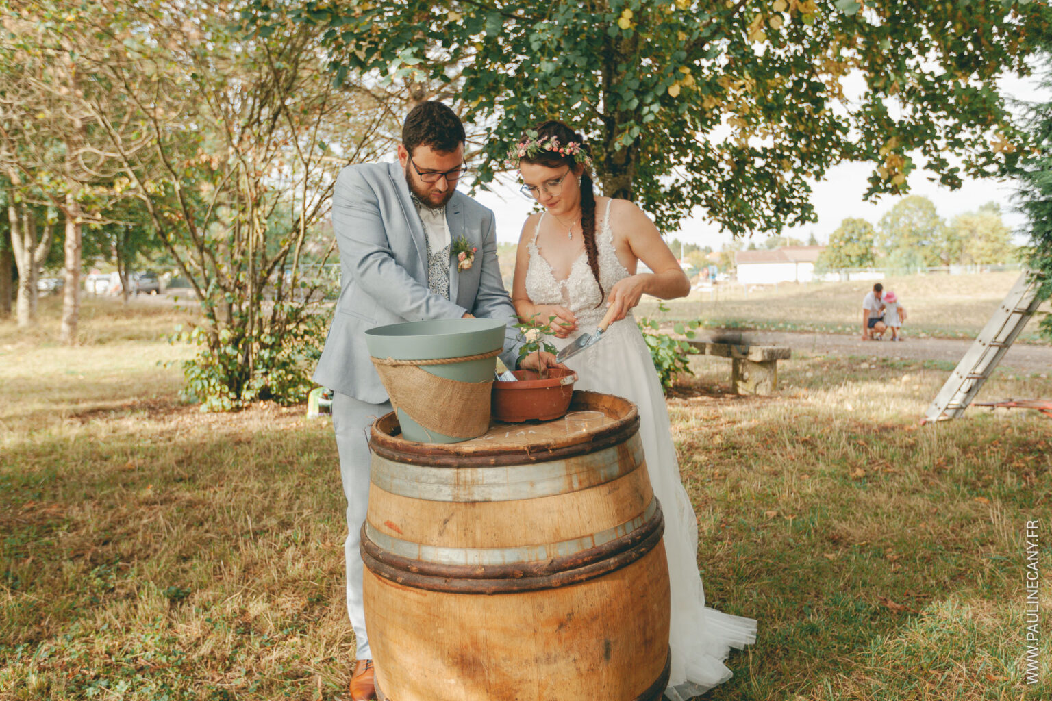 Photographies de mariage de Pierre et Lucie à Remilly-sur-Tille, par Pauline Cany, photographe en Bourgogne — un mariage simple, vrai, fidèle à leur image, avec des instants tendres capturés avec poésie et sincérité. Wedding photos of Pierre and Lucie in Remilly-sur-Tille, captured by Pauline Cany, fine art photographer in Burgundy — a simple, heartfelt celebration, true to who they are, with emotional and timeless moments.