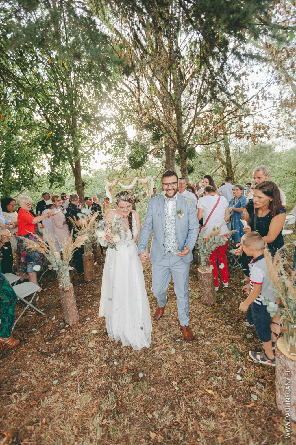 Photographies de mariage de Pierre et Lucie à Remilly-sur-Tille, par Pauline Cany, photographe en Bourgogne — un mariage simple, vrai, fidèle à leur image, avec des instants tendres capturés avec poésie et sincérité. Wedding photos of Pierre and Lucie in Remilly-sur-Tille, captured by Pauline Cany, fine art photographer in Burgundy — a simple, heartfelt celebration, true to who they are, with emotional and timeless moments.