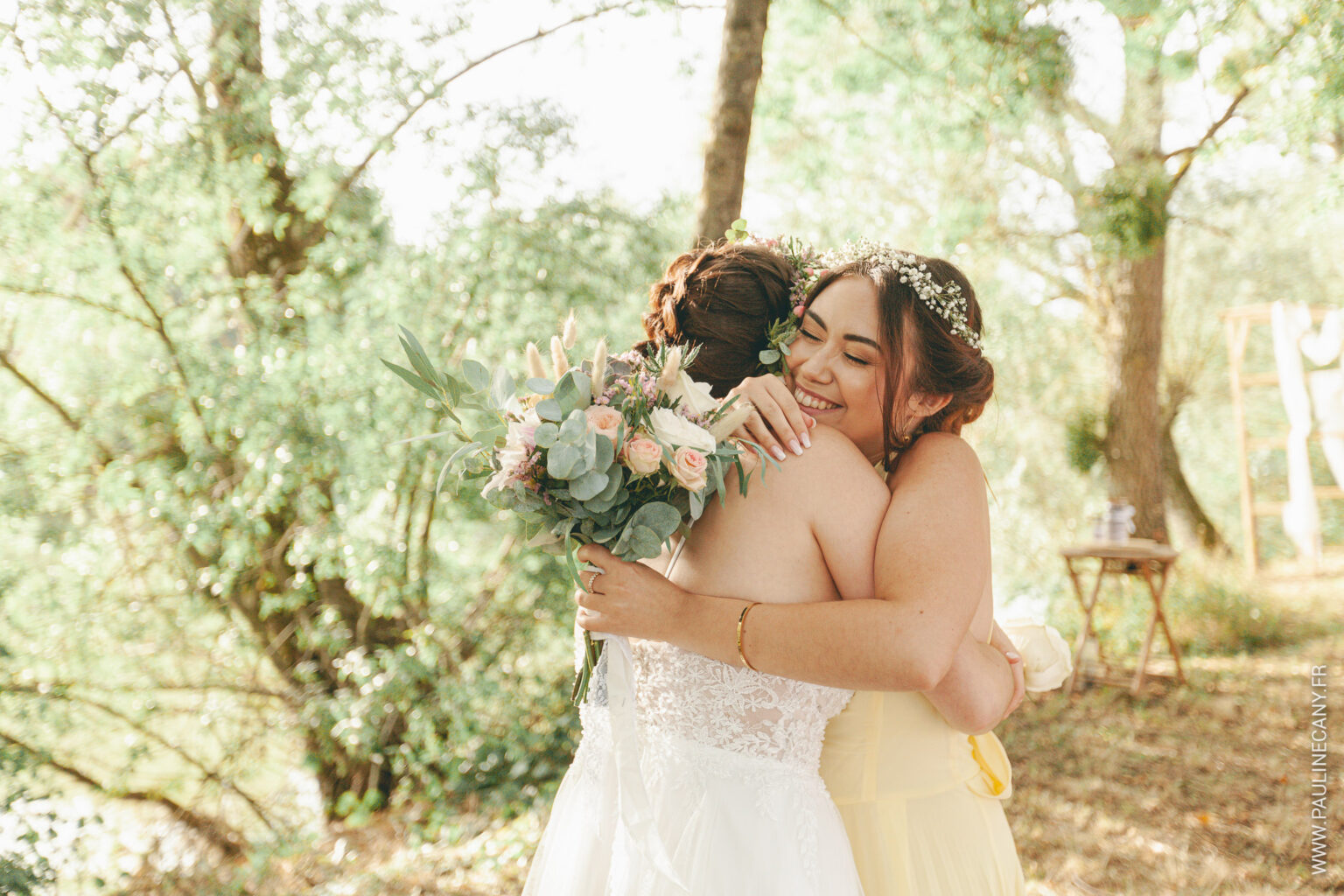 Photographies de mariage de Pierre et Lucie à Remilly-sur-Tille, par Pauline Cany, photographe en Bourgogne — un mariage simple, vrai, fidèle à leur image, avec des instants tendres capturés avec poésie et sincérité. Wedding photos of Pierre and Lucie in Remilly-sur-Tille, captured by Pauline Cany, fine art photographer in Burgundy — a simple, heartfelt celebration, true to who they are, with emotional and timeless moments.