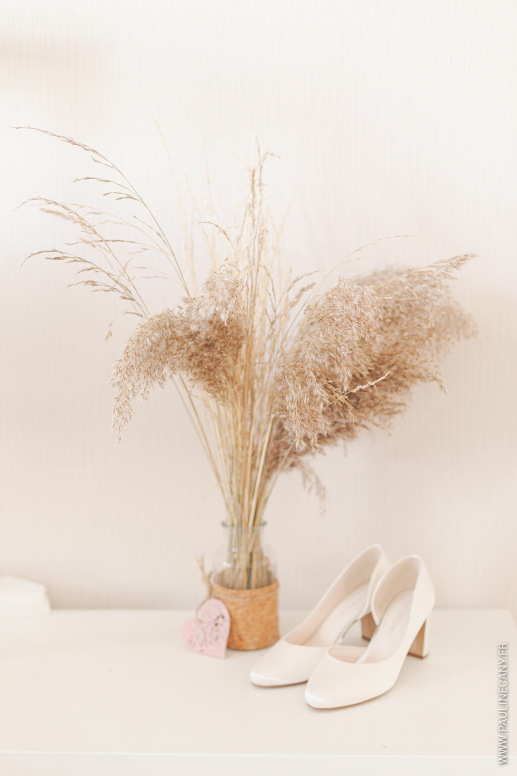 Photographies de mariage de Pierre et Lucie à Remilly-sur-Tille, par Pauline Cany, photographe en Bourgogne — un mariage simple, vrai, fidèle à leur image, avec des instants tendres capturés avec poésie et sincérité. Wedding photos of Pierre and Lucie in Remilly-sur-Tille, captured by Pauline Cany, fine art photographer in Burgundy — a simple, heartfelt celebration, true to who they are, with emotional and timeless moments.