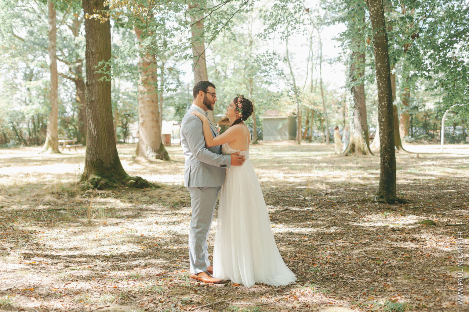 Photographies de mariage de Pierre et Lucie à Remilly-sur-Tille, par Pauline Cany, photographe en Bourgogne — un mariage simple, vrai, fidèle à leur image, avec des instants tendres capturés avec poésie et sincérité. Wedding photos of Pierre and Lucie in Remilly-sur-Tille, captured by Pauline Cany, fine art photographer in Burgundy — a simple, heartfelt celebration, true to who they are, with emotional and timeless moments.