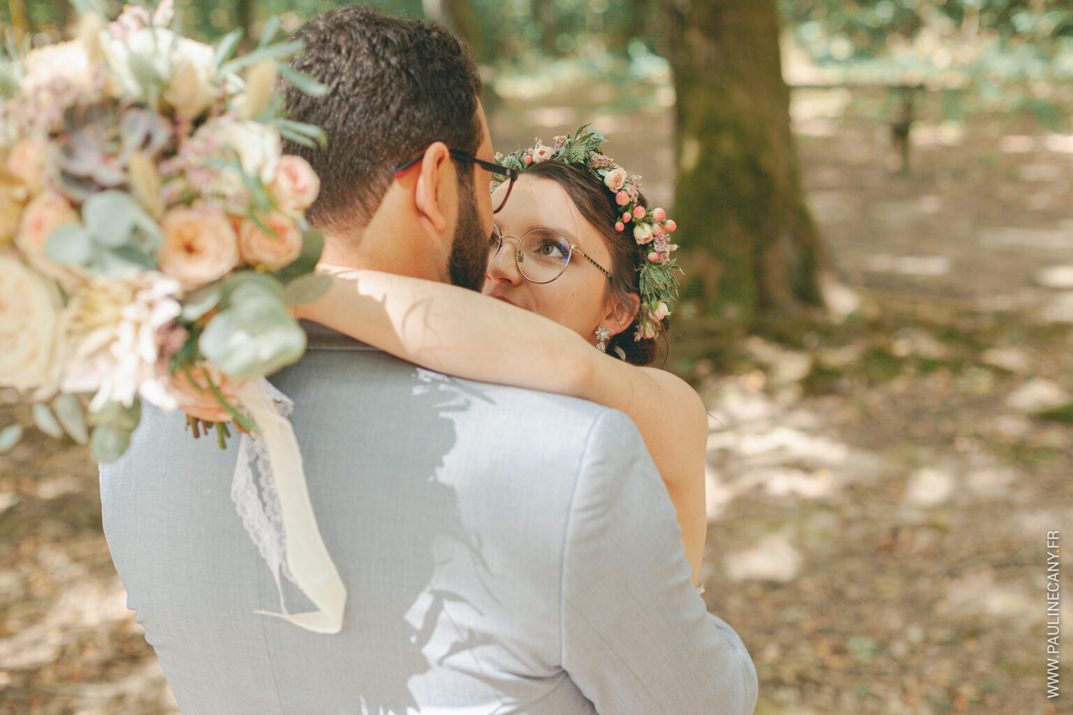 Photographies de mariage de Pierre et Lucie à Remilly-sur-Tille, par Pauline Cany, photographe en Bourgogne — un mariage simple, vrai, fidèle à leur image, avec des instants tendres capturés avec poésie et sincérité. Wedding photos of Pierre and Lucie in Remilly-sur-Tille, captured by Pauline Cany, fine art photographer in Burgundy — a simple, heartfelt celebration, true to who they are, with emotional and timeless moments.