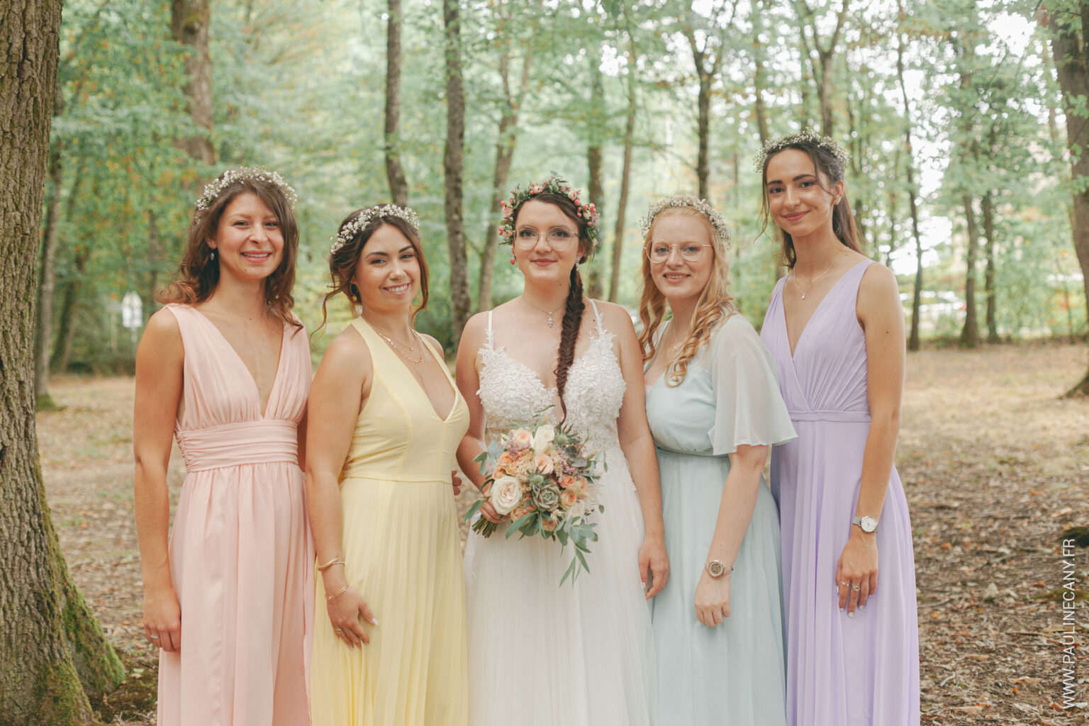 Photographies de mariage de Pierre et Lucie à Remilly-sur-Tille, par Pauline Cany, photographe en Bourgogne — un mariage simple, vrai, fidèle à leur image, avec des instants tendres capturés avec poésie et sincérité. Wedding photos of Pierre and Lucie in Remilly-sur-Tille, captured by Pauline Cany, fine art photographer in Burgundy — a simple, heartfelt celebration, true to who they are, with emotional and timeless moments.