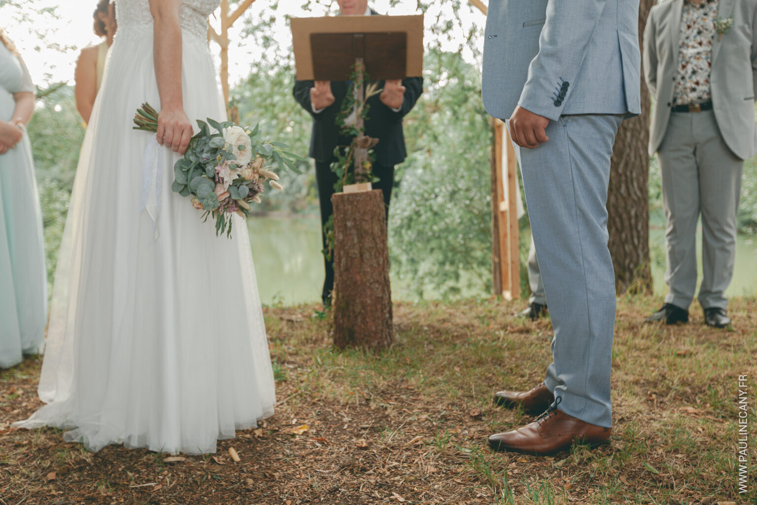 Photographies de mariage de Pierre et Lucie à Remilly-sur-Tille, par Pauline Cany, photographe en Bourgogne — un mariage simple, vrai, fidèle à leur image, avec des instants tendres capturés avec poésie et sincérité. Wedding photos of Pierre and Lucie in Remilly-sur-Tille, captured by Pauline Cany, fine art photographer in Burgundy — a simple, heartfelt celebration, true to who they are, with emotional and timeless moments.