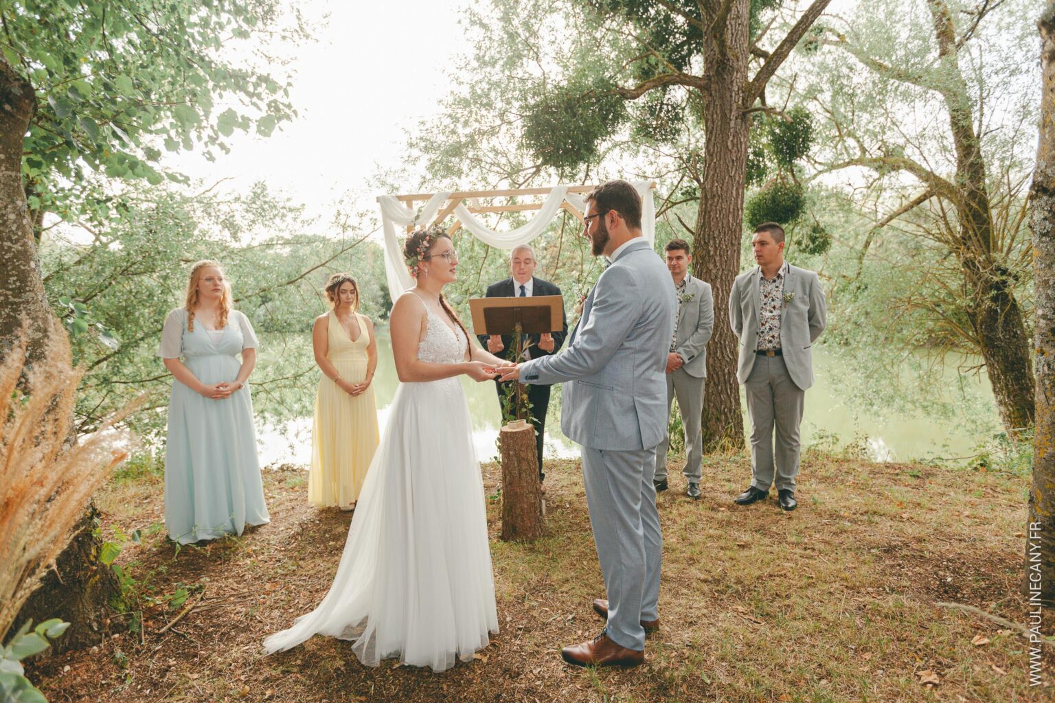 Photographies de mariage de Pierre et Lucie à Remilly-sur-Tille, par Pauline Cany, photographe en Bourgogne — un mariage simple, vrai, fidèle à leur image, avec des instants tendres capturés avec poésie et sincérité. Wedding photos of Pierre and Lucie in Remilly-sur-Tille, captured by Pauline Cany, fine art photographer in Burgundy — a simple, heartfelt celebration, true to who they are, with emotional and timeless moments.