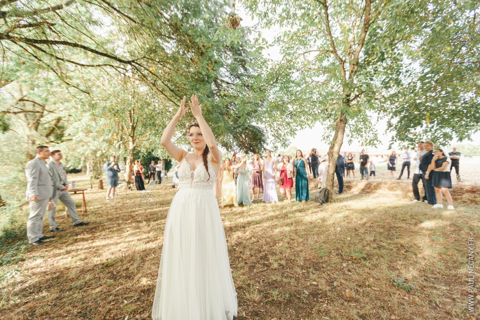 Photographies de mariage de Pierre et Lucie à Remilly-sur-Tille, par Pauline Cany, photographe en Bourgogne — un mariage simple, vrai, fidèle à leur image, avec des instants tendres capturés avec poésie et sincérité. Wedding photos of Pierre and Lucie in Remilly-sur-Tille, captured by Pauline Cany, fine art photographer in Burgundy — a simple, heartfelt celebration, true to who they are, with emotional and timeless moments.