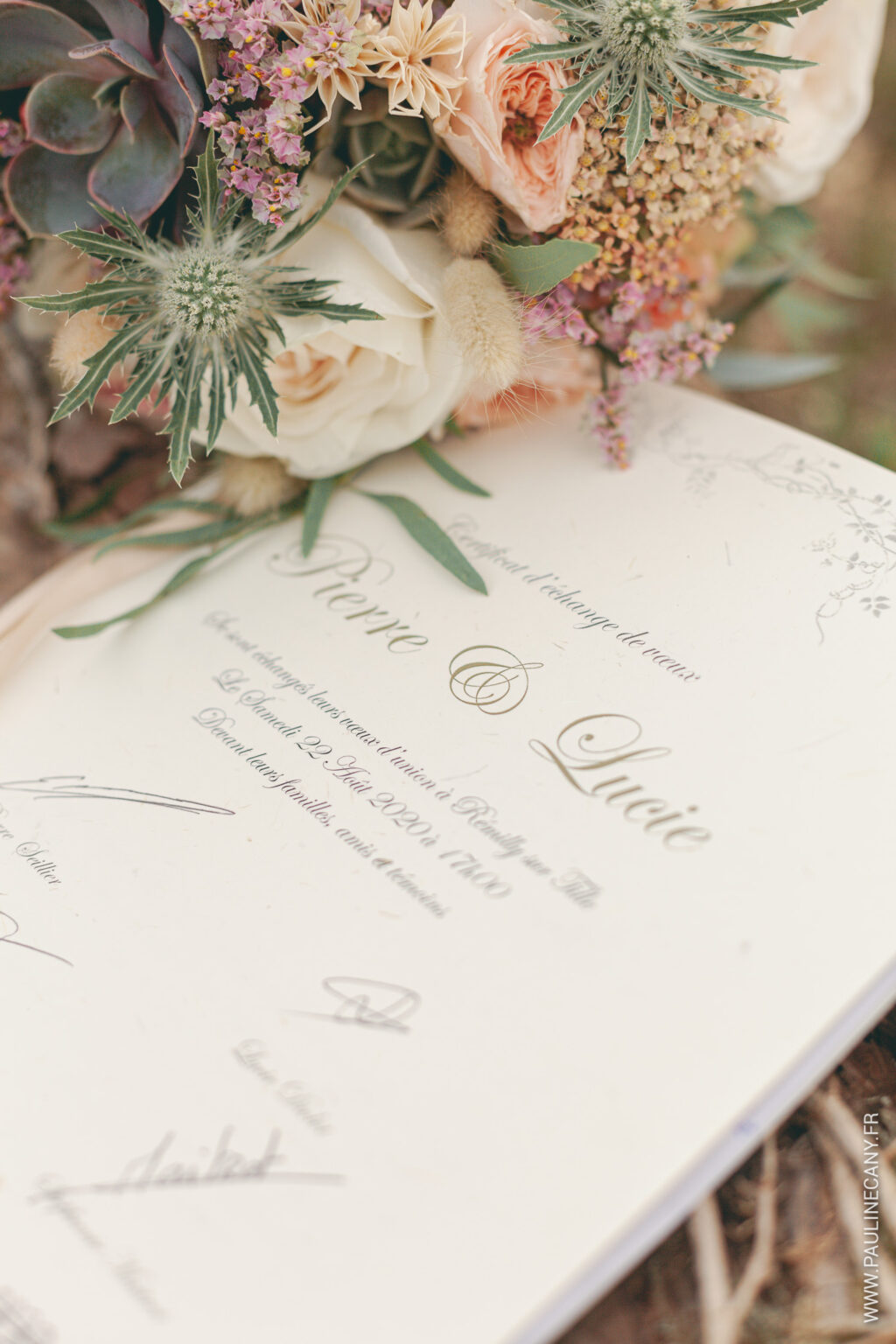 Photographies de mariage de Pierre et Lucie à Remilly-sur-Tille, par Pauline Cany, photographe en Bourgogne — un mariage simple, vrai, fidèle à leur image, avec des instants tendres capturés avec poésie et sincérité. Wedding photos of Pierre and Lucie in Remilly-sur-Tille, captured by Pauline Cany, fine art photographer in Burgundy — a simple, heartfelt celebration, true to who they are, with emotional and timeless moments.
