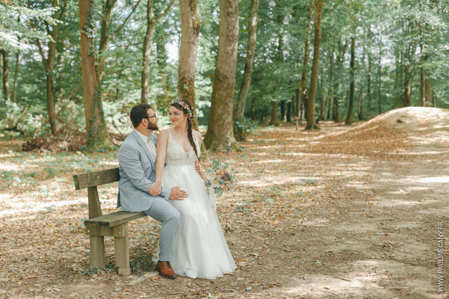 Photographies de mariage de Pierre et Lucie à Remilly-sur-Tille, par Pauline Cany, photographe en Bourgogne — un mariage simple, vrai, fidèle à leur image, avec des instants tendres capturés avec poésie et sincérité. Wedding photos of Pierre and Lucie in Remilly-sur-Tille, captured by Pauline Cany, fine art photographer in Burgundy — a simple, heartfelt celebration, true to who they are, with emotional and timeless moments.