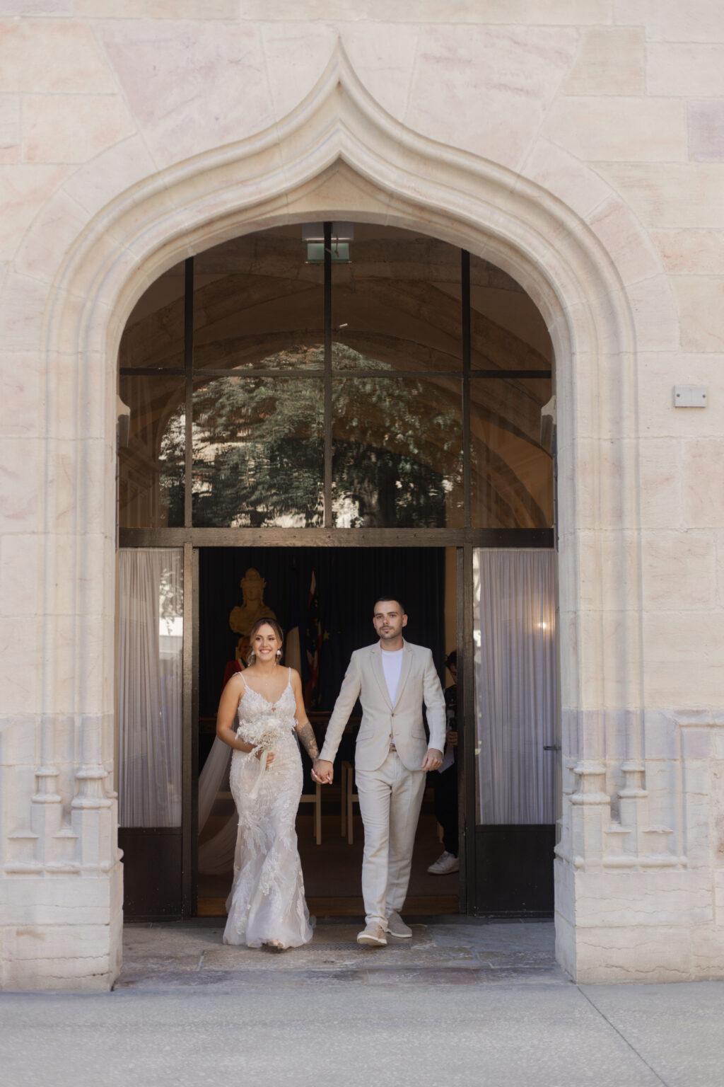 Photographie de mariage civil de Océance et Adrien, réalisée par Pauline Cany, photographe professionnelle à Dijon — cérémonie intime à la mairie de Dijon, suivie d'une séance couple dans le centre-ville historique et à l'escalier Gabriel, lieu emblématique à l'architecture remarquable.