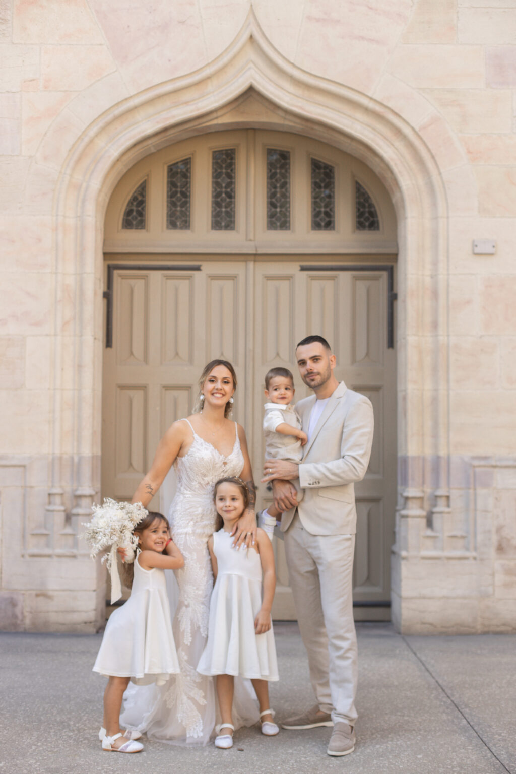 Photographie de mariage civil de Océance et Adrien, réalisée par Pauline Cany, photographe professionnelle à Dijon — cérémonie intime à la mairie de Dijon, suivie d'une séance couple dans le centre-ville historique et à l'escalier Gabriel, lieu emblématique à l'architecture remarquable.