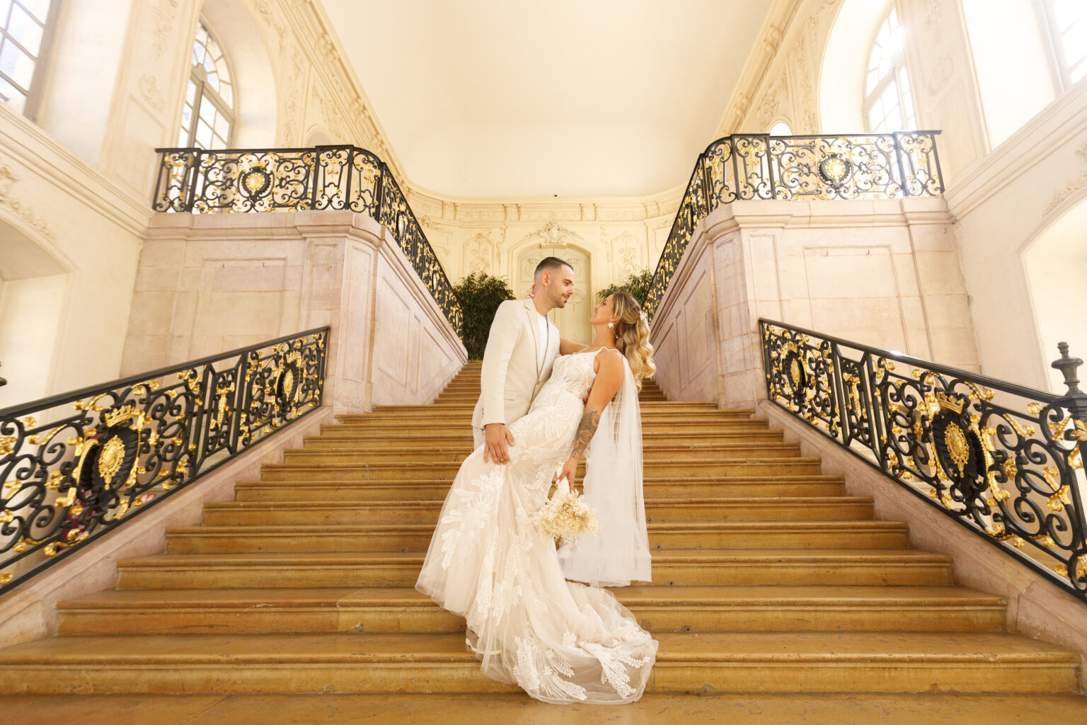 Photographie de mariage civil de Océance et Adrien, réalisée par Pauline Cany, photographe professionnelle à Dijon — cérémonie intime à la mairie de Dijon, suivie d'une séance couple dans le centre-ville historique et à l'escalier Gabriel, lieu emblématique à l'architecture remarquable.