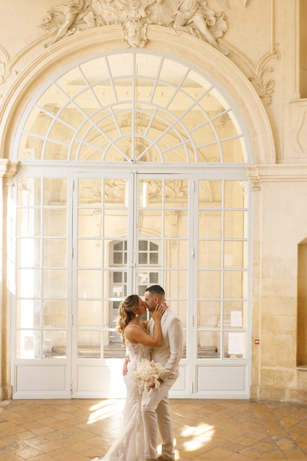 Photographie de mariage civil de Océance et Adrien, réalisée par Pauline Cany, photographe professionnelle à Dijon — cérémonie intime à la mairie de Dijon, suivie d'une séance couple dans le centre-ville historique et à l'escalier Gabriel, lieu emblématique à l'architecture remarquable.