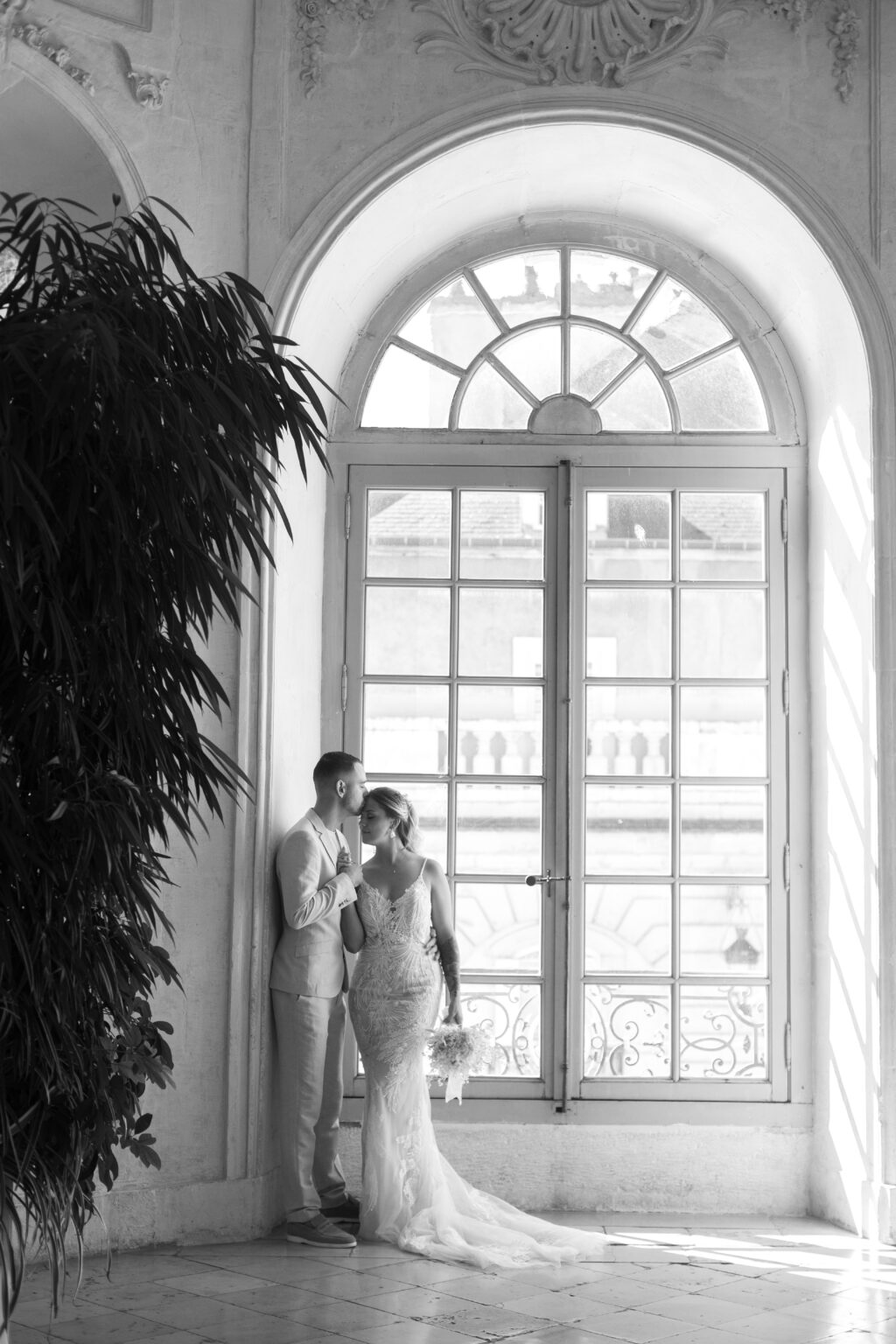 Photographie de mariage civil de Océance et Adrien, réalisée par Pauline Cany, photographe professionnelle à Dijon — cérémonie intime à la mairie de Dijon, suivie d'une séance couple dans le centre-ville historique et à l'escalier Gabriel, lieu emblématique à l'architecture remarquable.