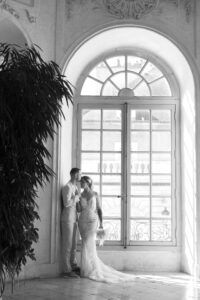 Photographie de mariage civil de Océance et Adrien, réalisée par Pauline Cany, photographe professionnelle à Dijon — cérémonie intime à la mairie de Dijon, suivie d'une séance couple dans le centre-ville historique et à l'escalier Gabriel, lieu emblématique à l'architecture remarquable.