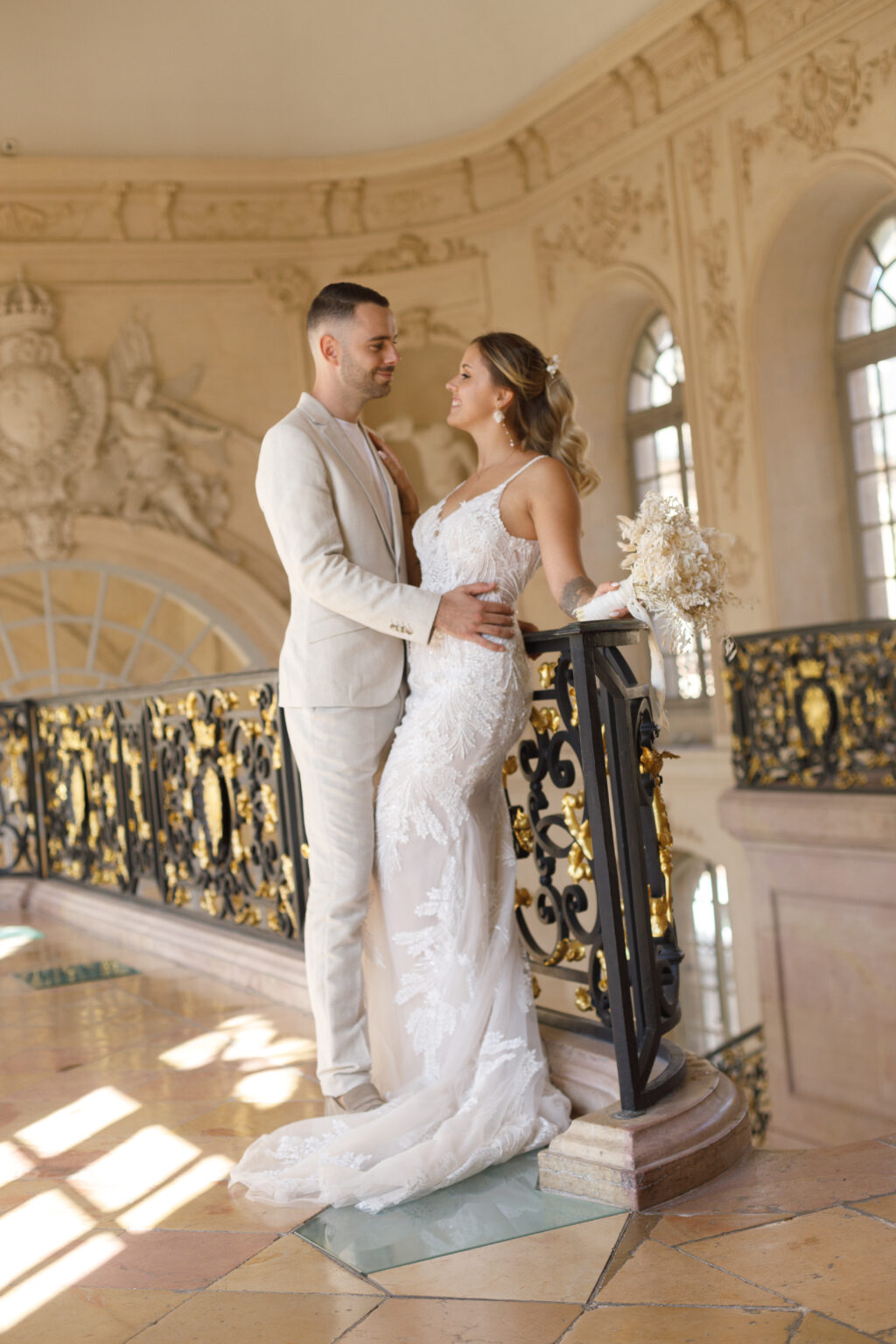 Photographie de mariage civil de Océance et Adrien, réalisée par Pauline Cany, photographe professionnelle à Dijon — cérémonie intime à la mairie de Dijon, suivie d'une séance couple dans le centre-ville historique et à l'escalier Gabriel, lieu emblématique à l'architecture remarquable.