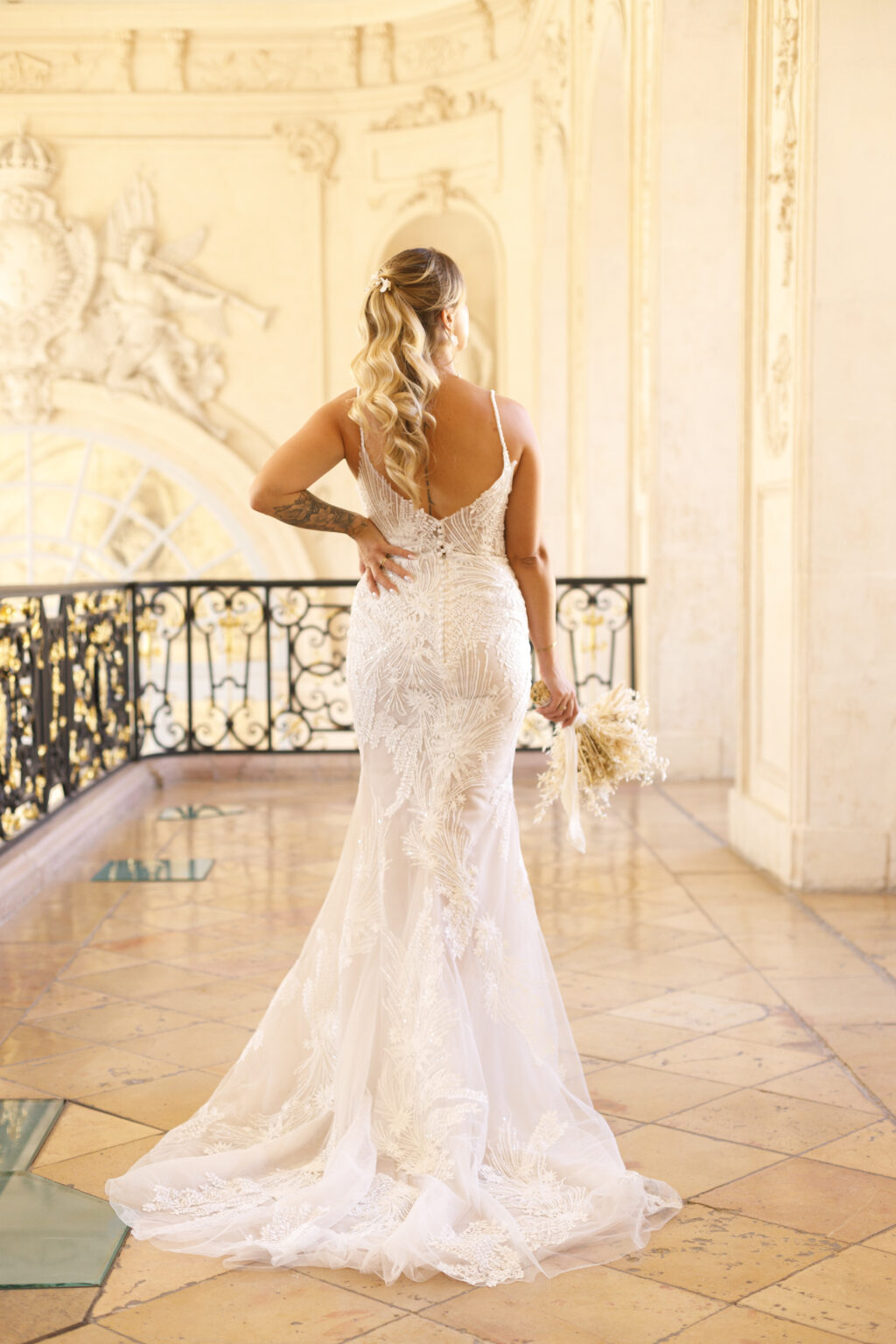 Photographie de mariage haut de gamme de Océane et Adrien, prise par Pauline Cany, photographe professionnelle à Dijon — reportage poétique et élégant, capturé à la Mairie de Dijon (Bourgogne, France), échange des vœux. Fine art wedding photograph of Adrien & Océane captured by Pauline Cany, destination wedding photographer based in France — timeless, elegant and emotional storytelling at Dijon, France, during the ceremony