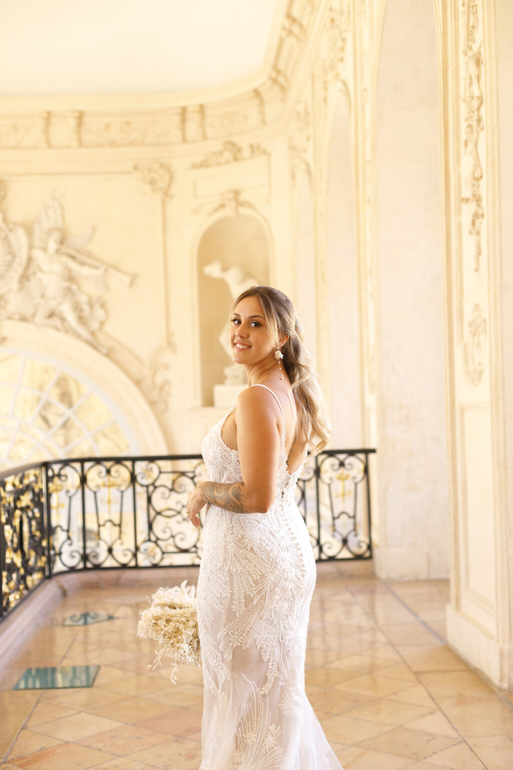 Photographie de mariage haut de gamme de Océane et Adrien, prise par Pauline Cany, photographe professionnelle à Dijon — reportage poétique et élégant, capturé à la Mairie de Dijon (Bourgogne, France), échange des vœux. Fine art wedding photograph of Adrien & Océane captured by Pauline Cany, destination wedding photographer based in France — timeless, elegant and emotional storytelling at Dijon, France, during the ceremony