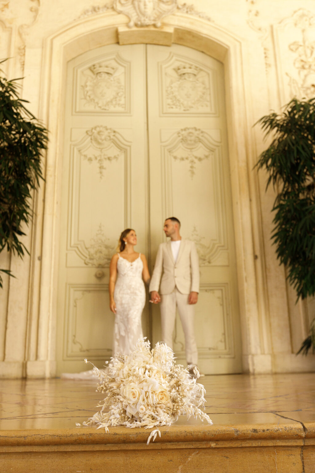Photographie de mariage civil de Océance et Adrien, réalisée par Pauline Cany, photographe professionnelle à Dijon — cérémonie intime à la mairie de Dijon, suivie d'une séance couple dans le centre-ville historique et à l'escalier Gabriel, lieu emblématique à l'architecture remarquable.