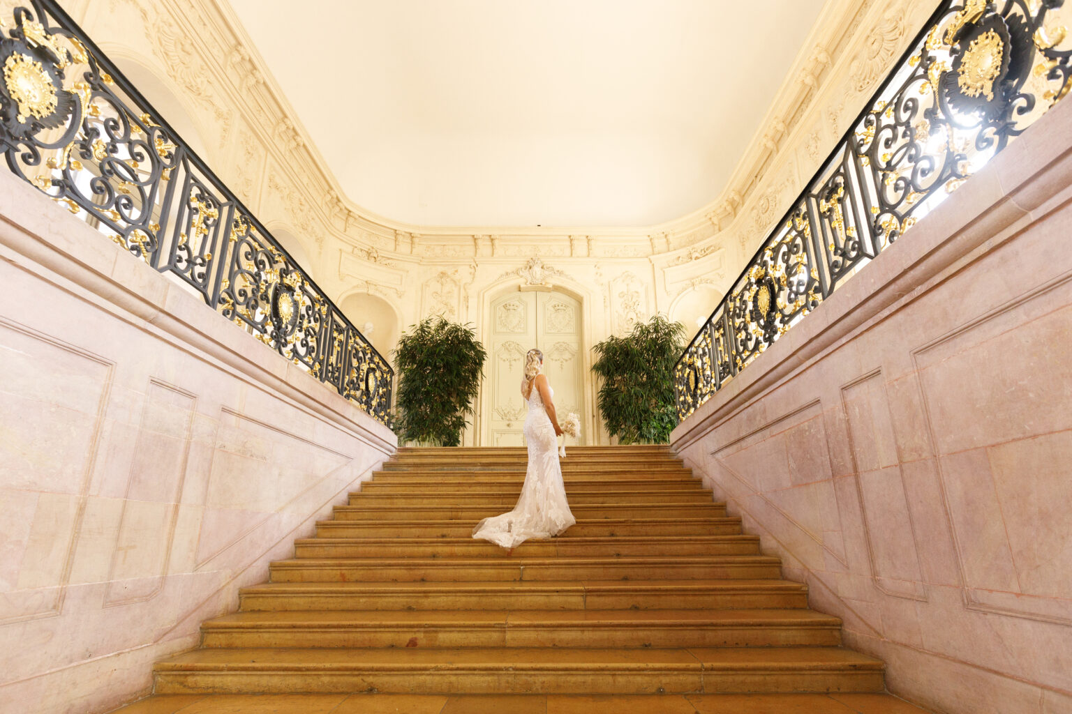 Photographie de mariage haut de gamme de Océane et Adrien, prise par Pauline Cany, photographe professionnelle à Dijon — reportage poétique et élégant, capturé à la Mairie de Dijon (Bourgogne, France), échange des vœux. Fine art wedding photograph of Adrien & Océane captured by Pauline Cany, destination wedding photographer based in France — timeless, elegant and emotional storytelling at Dijon, France, during the ceremony
