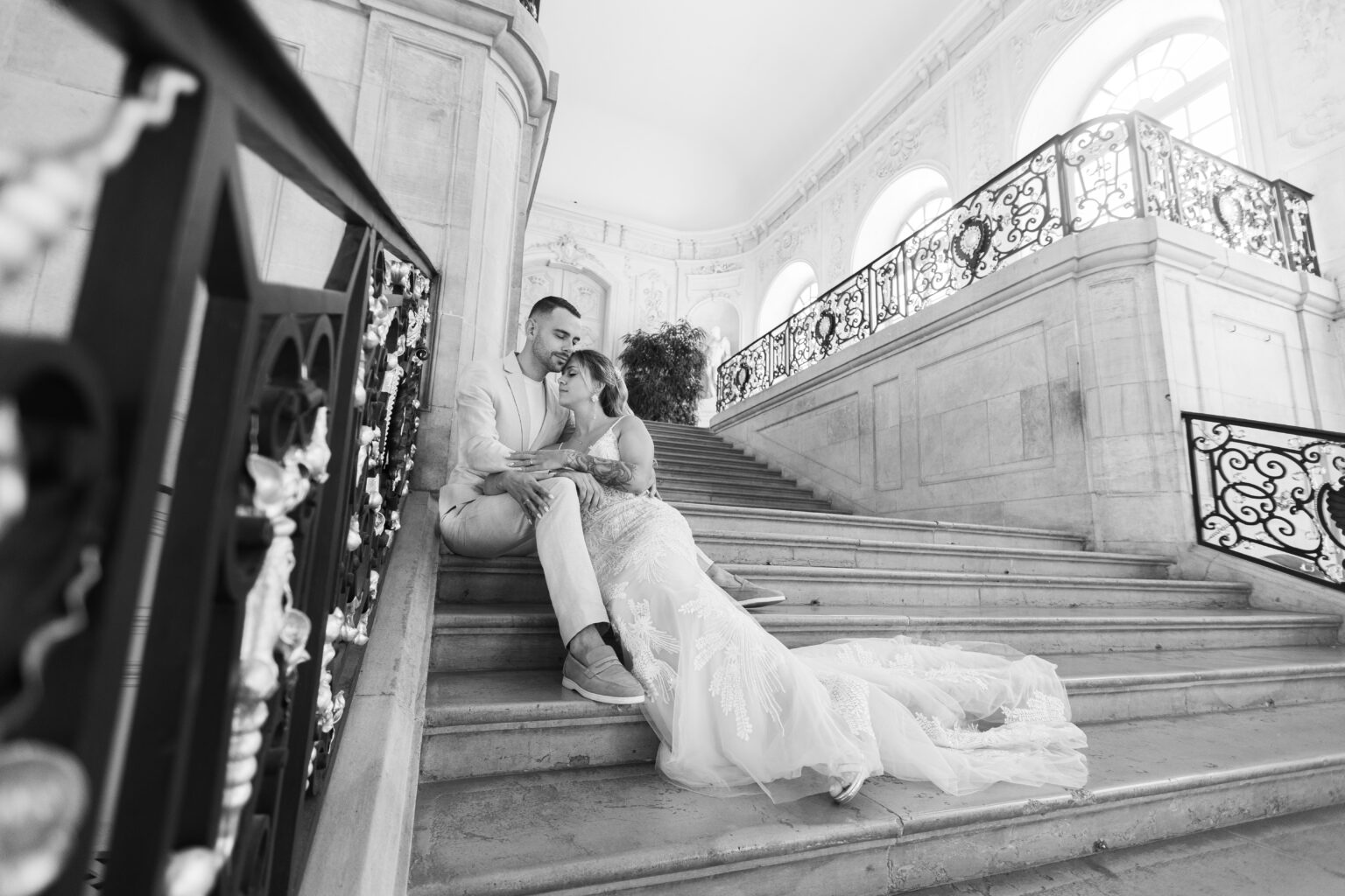 Photographie de mariage haut de gamme de Océane et Adrien, prise par Pauline Cany, photographe professionnelle à Dijon — reportage poétique et élégant, capturé à la Mairie de Dijon (Bourgogne, France), échange des vœux. Fine art wedding photograph of Adrien & Océane captured by Pauline Cany, destination wedding photographer based in France — timeless, elegant and emotional storytelling at Dijon, France, during the ceremony