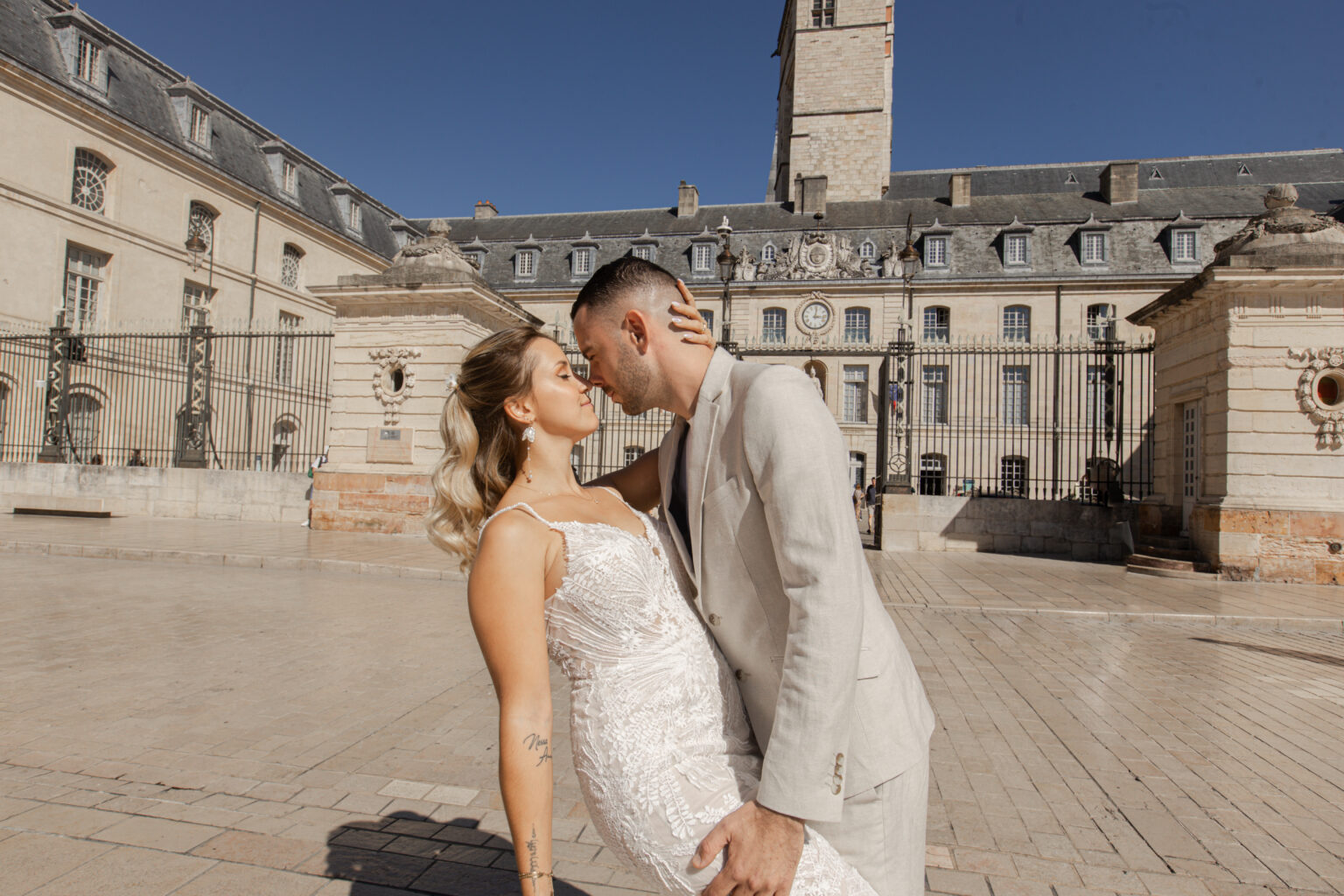 Photographie de mariage haut de gamme de Océane et Adrien, prise par Pauline Cany, photographe professionnelle à Dijon — reportage poétique et élégant, capturé à la Mairie de Dijon (Bourgogne, France), échange des vœux. Fine art wedding photograph of Adrien & Océane captured by Pauline Cany, destination wedding photographer based in France — timeless, elegant and emotional storytelling at Dijon, France, during the ceremony