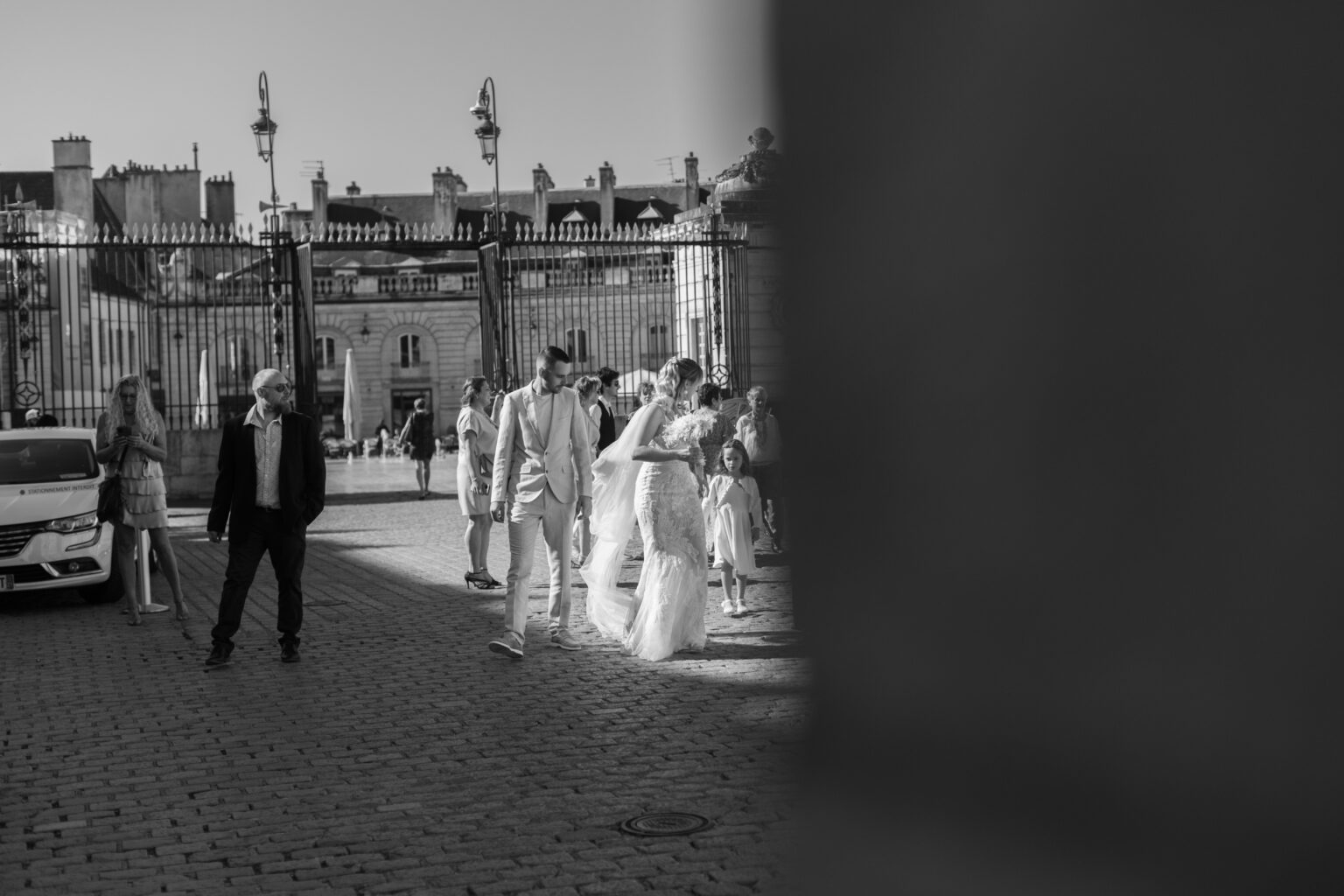 Photographie de mariage civil de Océance et Adrien, réalisée par Pauline Cany, photographe professionnelle à Dijon — cérémonie intime à la mairie de Dijon, suivie d'une séance couple dans le centre-ville historique et à l'escalier Gabriel, lieu emblématique à l'architecture remarquable.