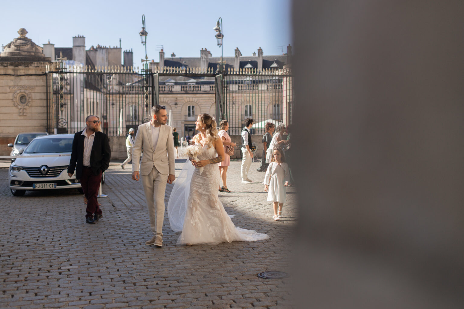 Photographie de mariage civil de Océance et Adrien, réalisée par Pauline Cany, photographe professionnelle à Dijon — cérémonie intime à la mairie de Dijon, suivie d'une séance couple dans le centre-ville historique et à l'escalier Gabriel, lieu emblématique à l'architecture remarquable.