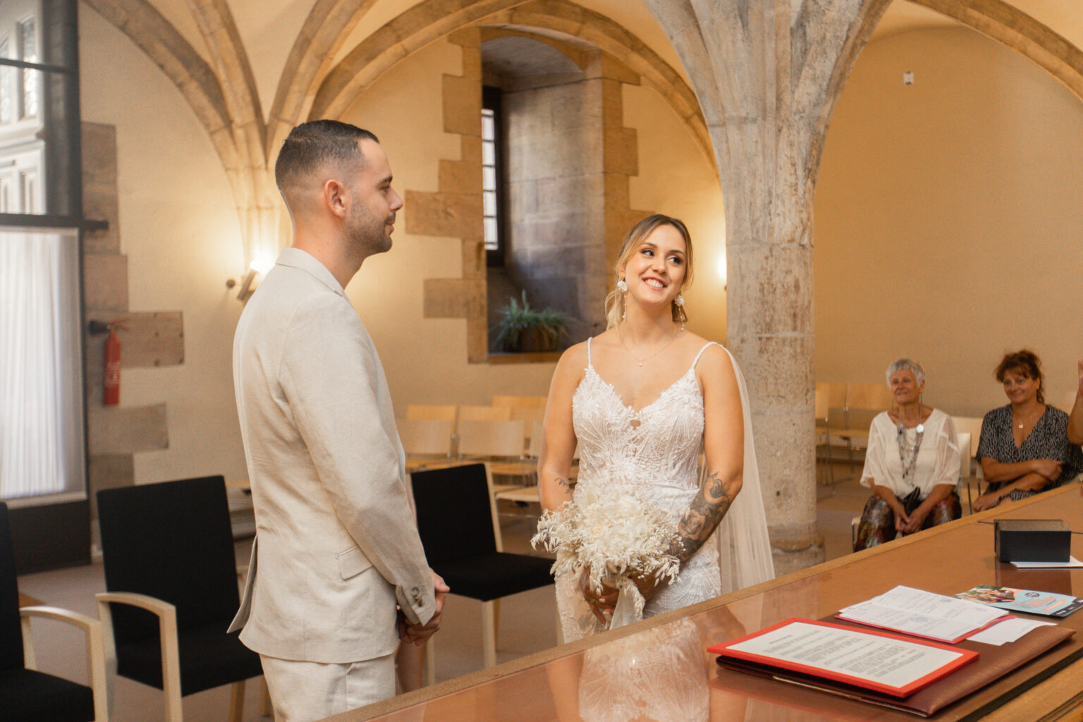 Photographie de mariage civil de Océance et Adrien, réalisée par Pauline Cany, photographe professionnelle à Dijon — cérémonie intime à la mairie de Dijon, suivie d'une séance couple dans le centre-ville historique et à l'escalier Gabriel, lieu emblématique à l'architecture remarquable.